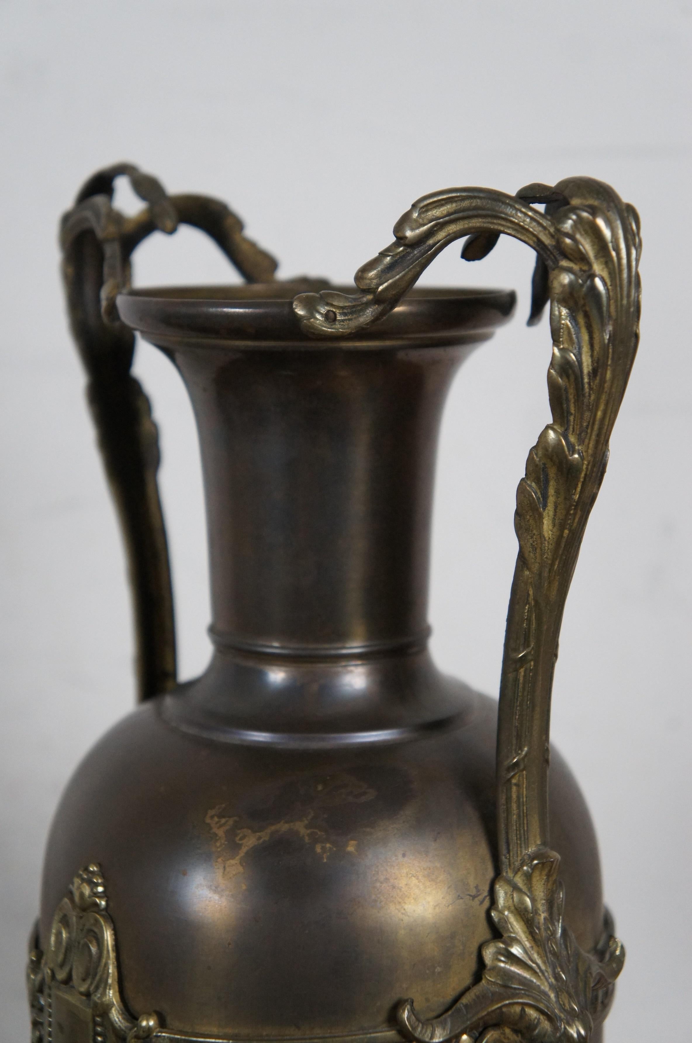 Vaso da camino francese Luigi XVI in ottone martellato con testa di ariete, vassoio per trofei da 20