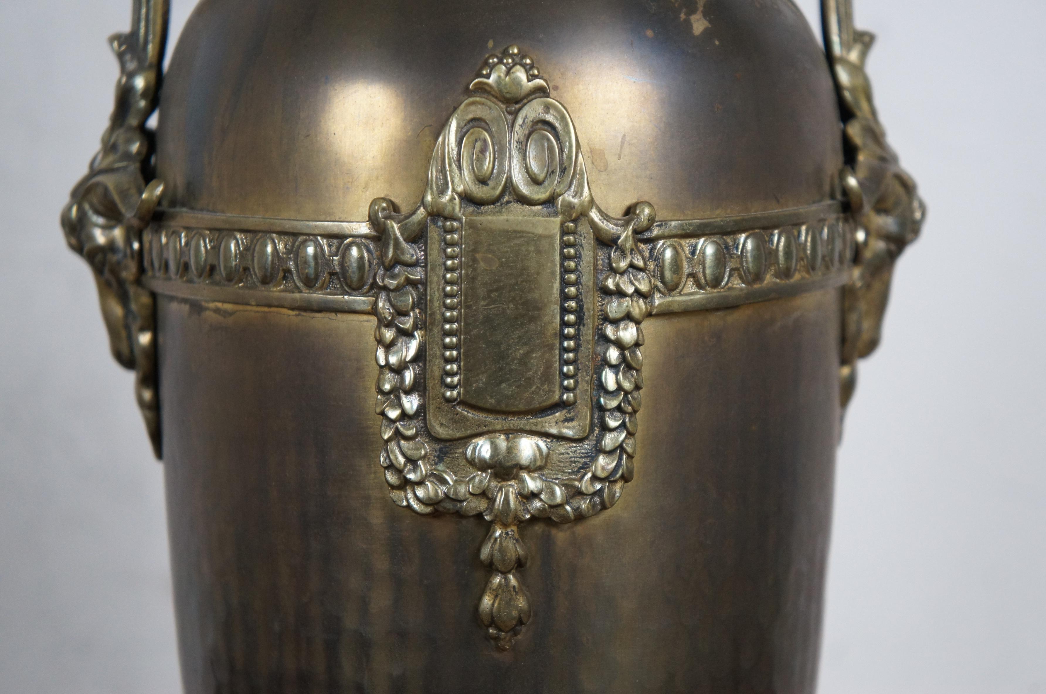 Vaso da camino francese Luigi XVI in ottone martellato con testa di ariete, vassoio per trofei da 20