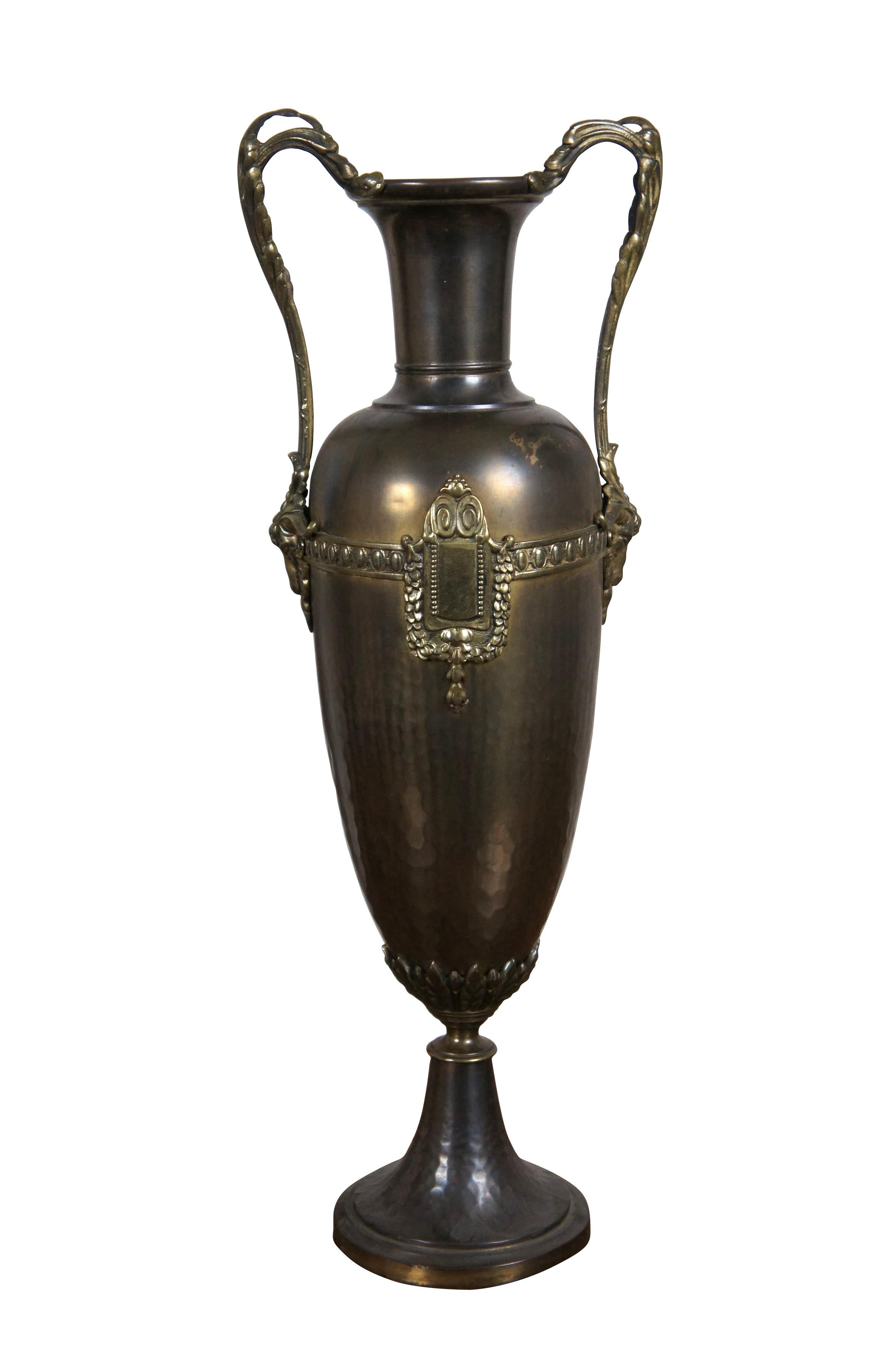Vaso da camino francese Luigi XVI in ottone martellato con testa di ariete, vassoio per trofei da 20