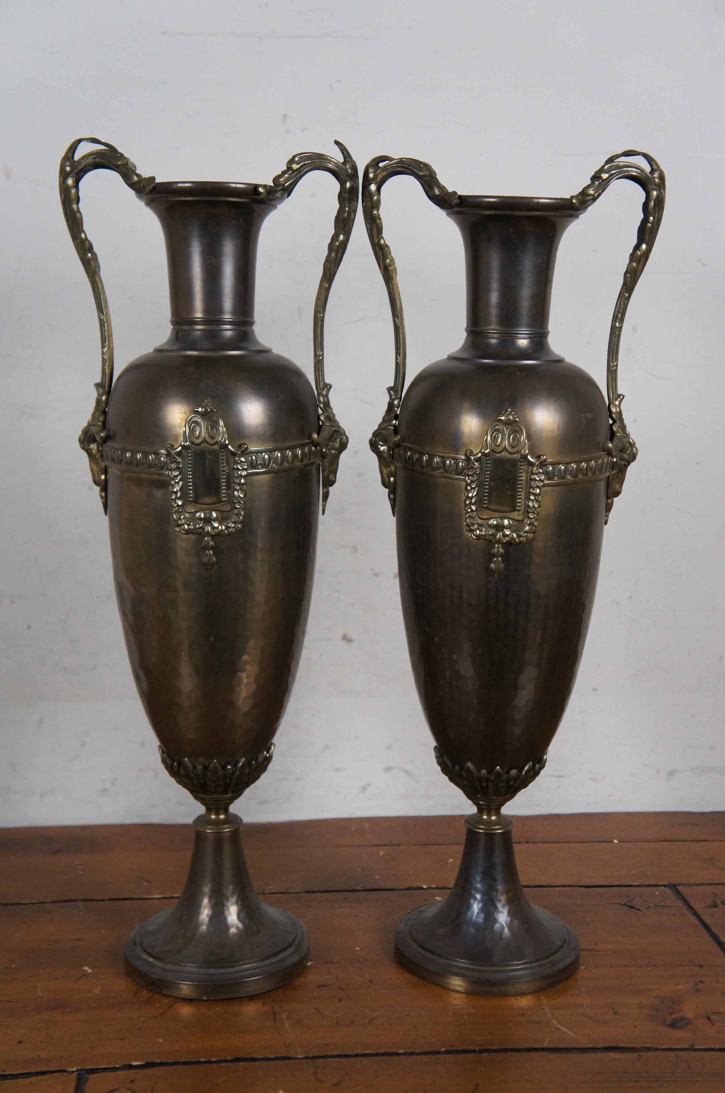 Ottone Vaso da camino francese Luigi XVI in ottone martellato con testa di ariete, vassoio per trofei da 20