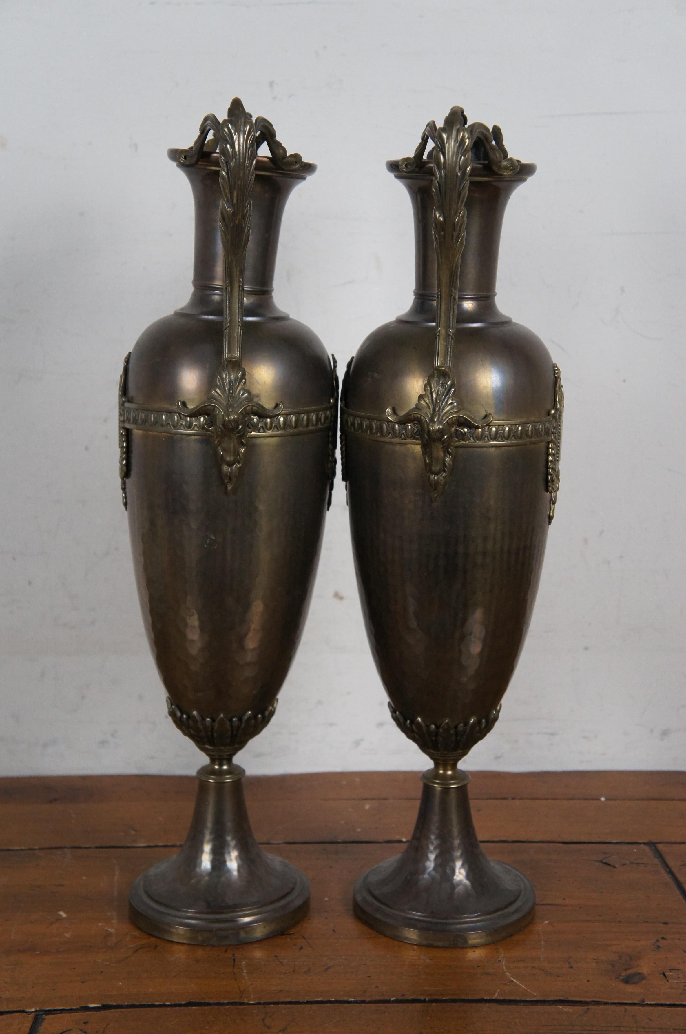 Vaso da camino francese Luigi XVI in ottone martellato con testa di ariete, vassoio per trofei da 20