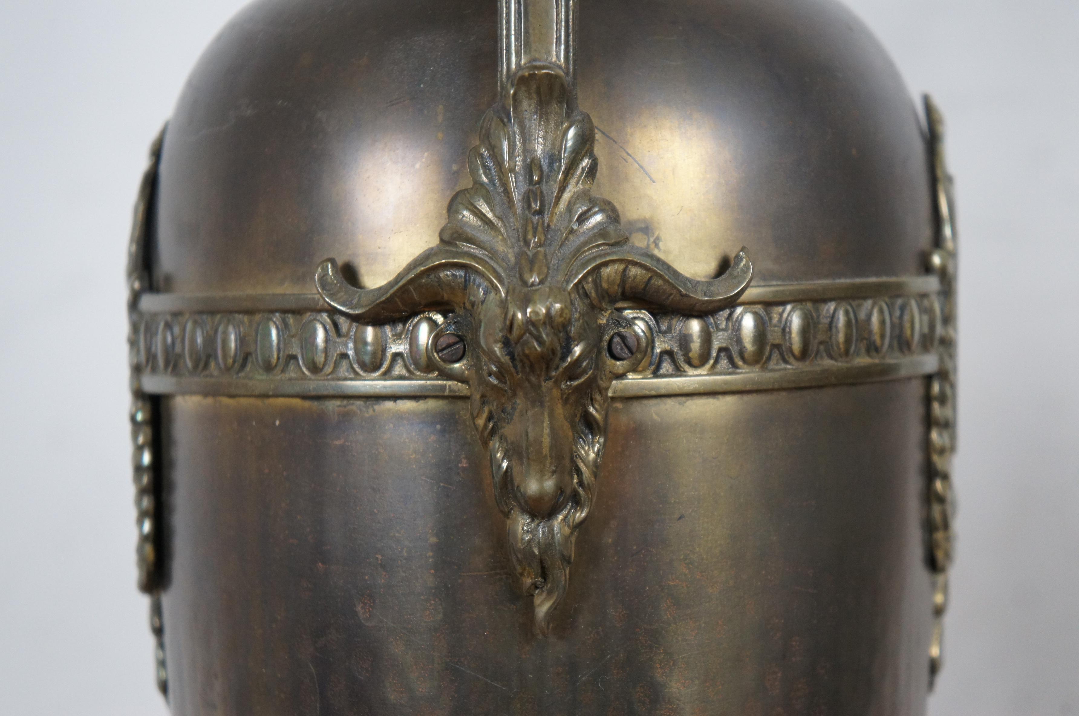 Vaso da camino francese Luigi XVI in ottone martellato con testa di ariete, vassoio per trofei da 20