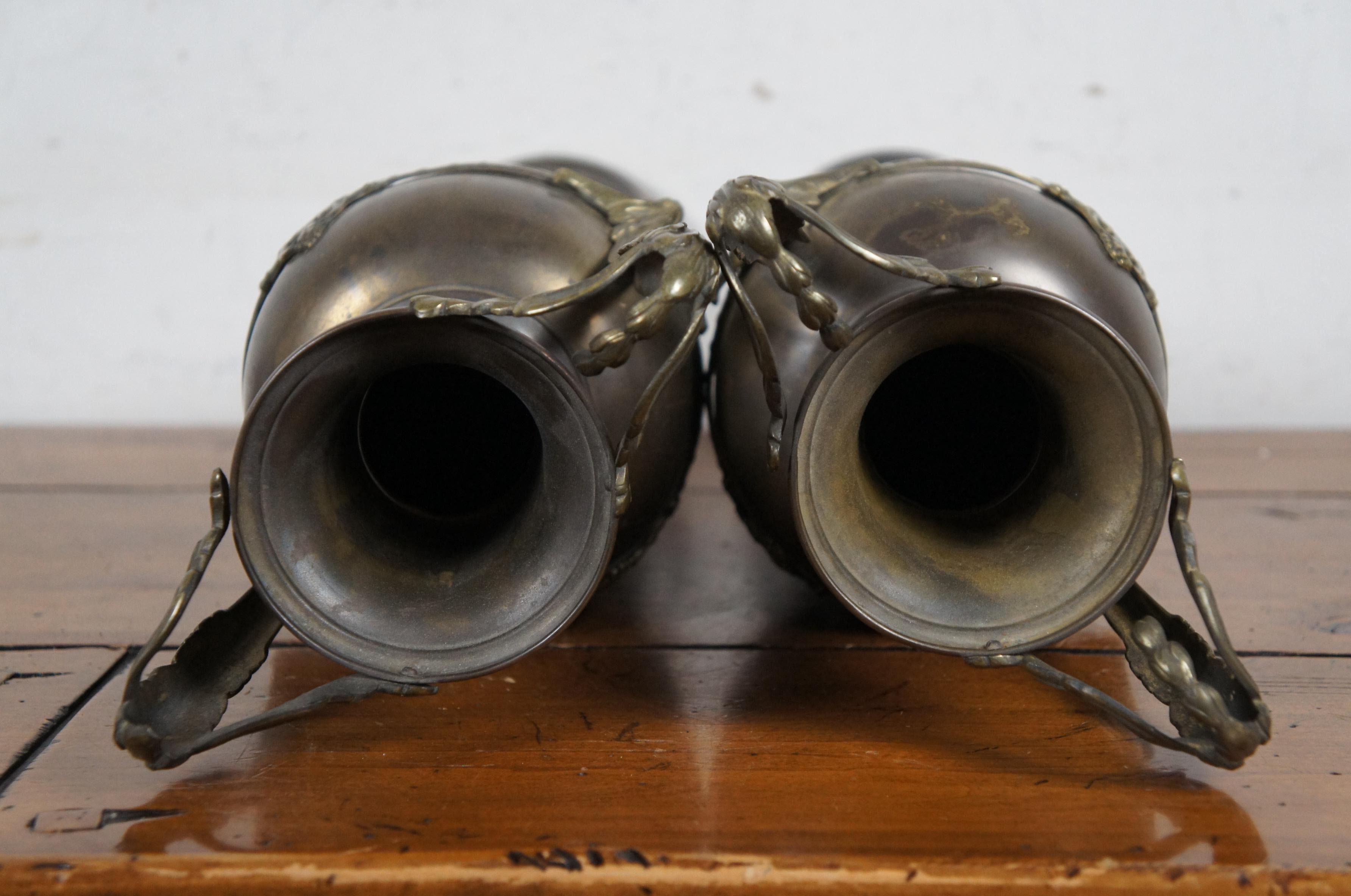 Vaso da camino francese Luigi XVI in ottone martellato con testa di ariete, vassoio per trofei da 20