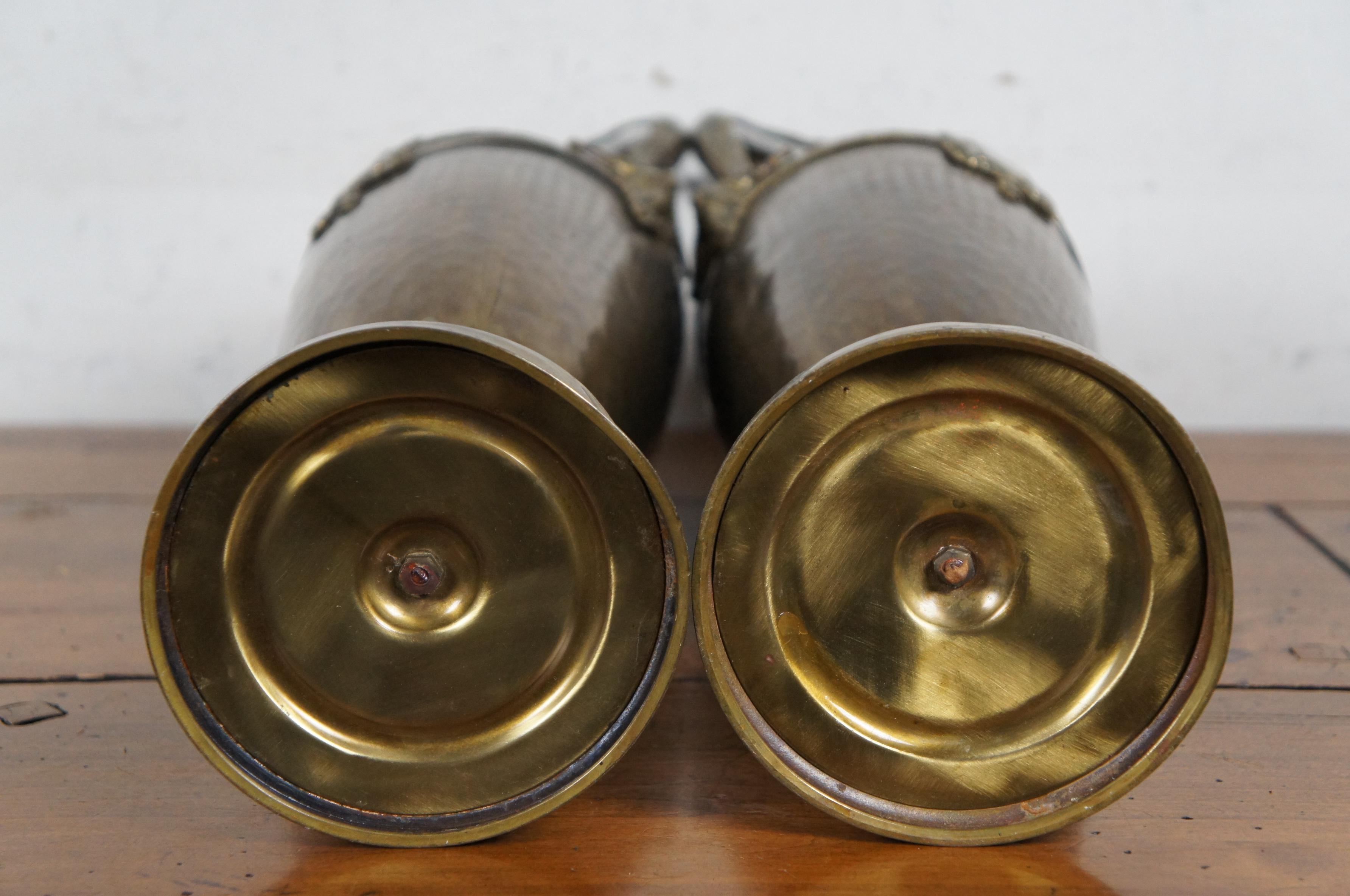 Vaso da camino francese Luigi XVI in ottone martellato con testa di ariete, vassoio per trofei da 20