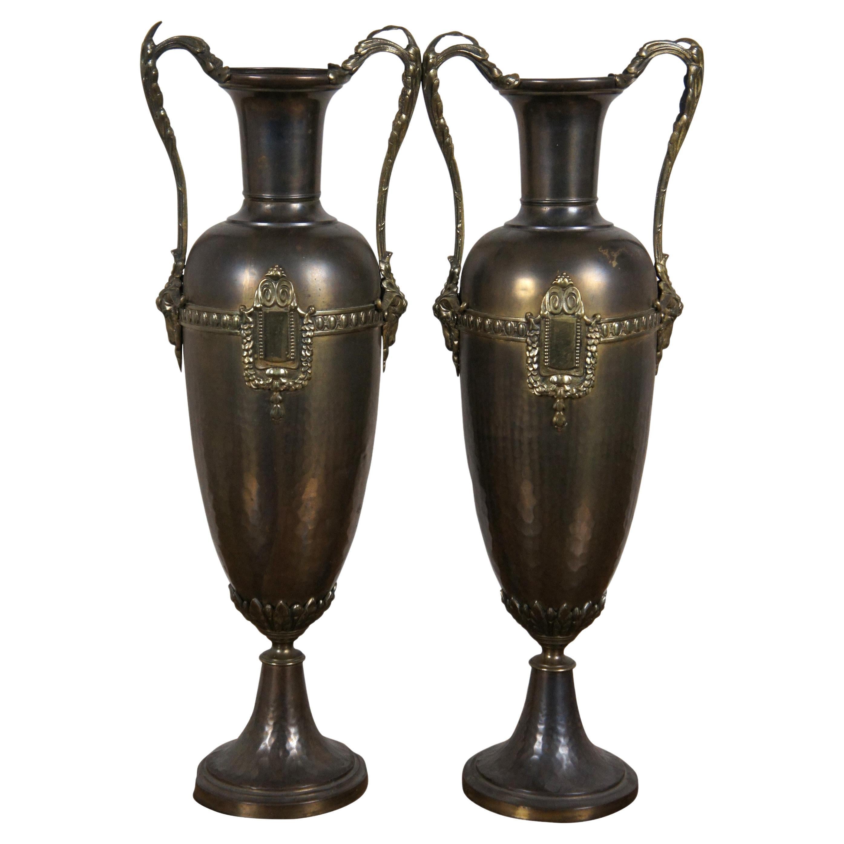 Vaso da camino francese Luigi XVI in ottone martellato con testa di ariete, vassoio per trofei da 20".