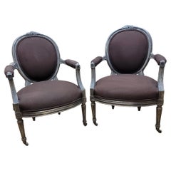 Paire de fauteuils français anciens de style Louis XVI avec cadre en argent doré sculpté à la main