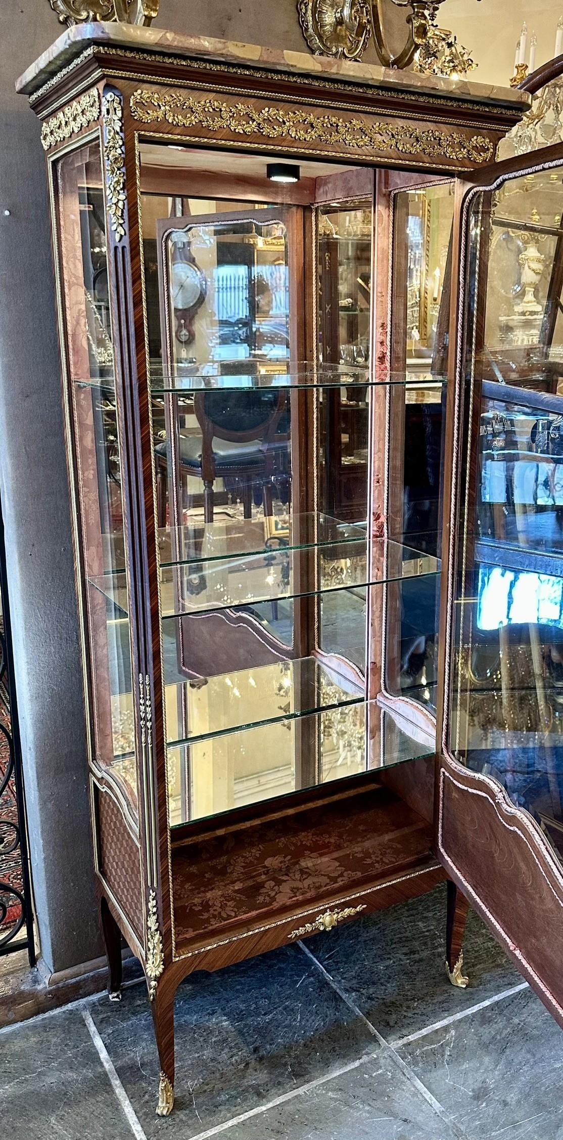 Antique French Louis XVI Kingwood & Bronze D'Oré Vitrine mit abgeschrägtem Glas im Angebot 5