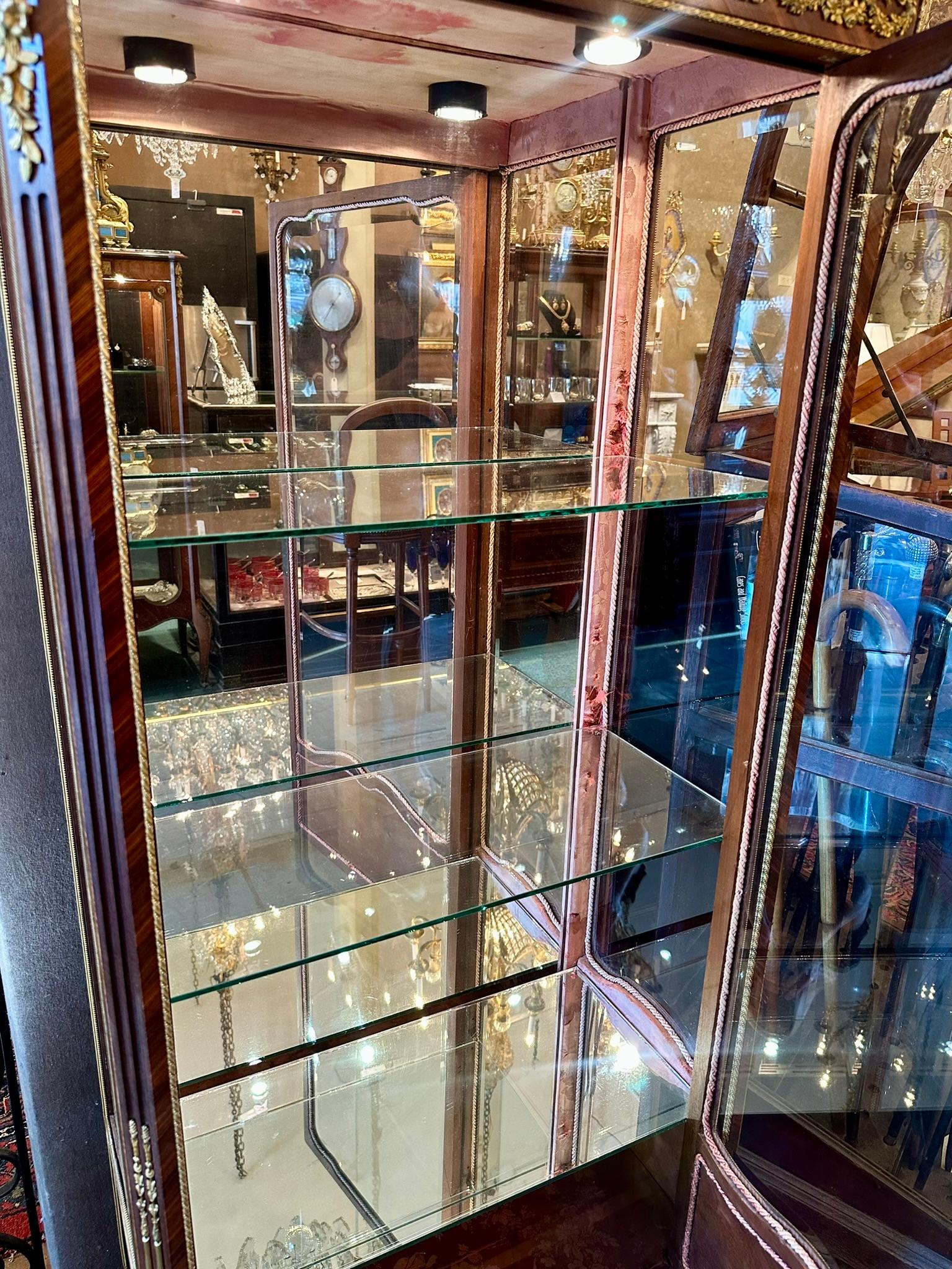 Antique French Louis XVI Kingwood & Bronze D'Oré Vitrine mit abgeschrägtem Glas im Angebot 6