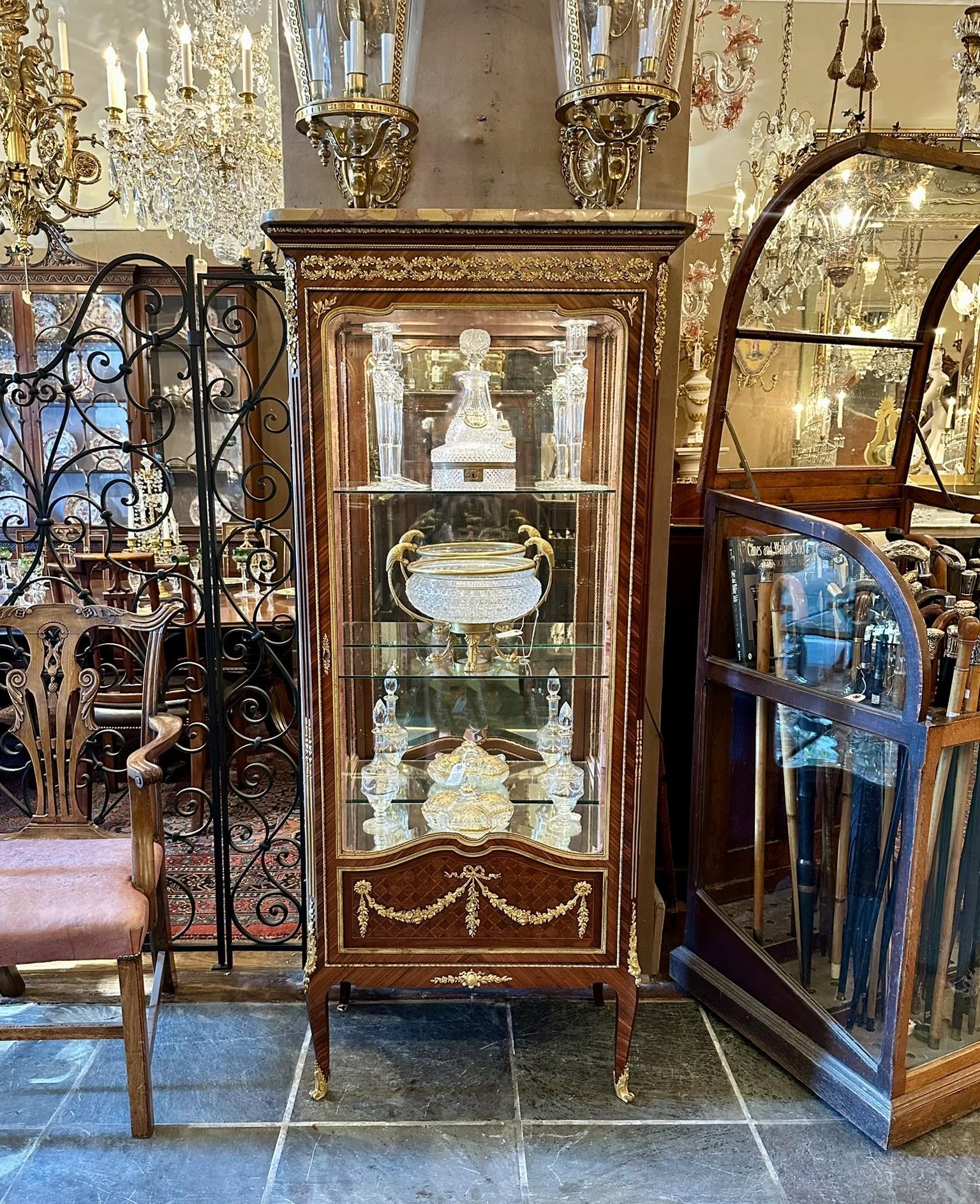 Antique French Louis XVI Kingwood & Bronze D'Oré Vitrine mit abgeschrägtem Glas im Angebot 8