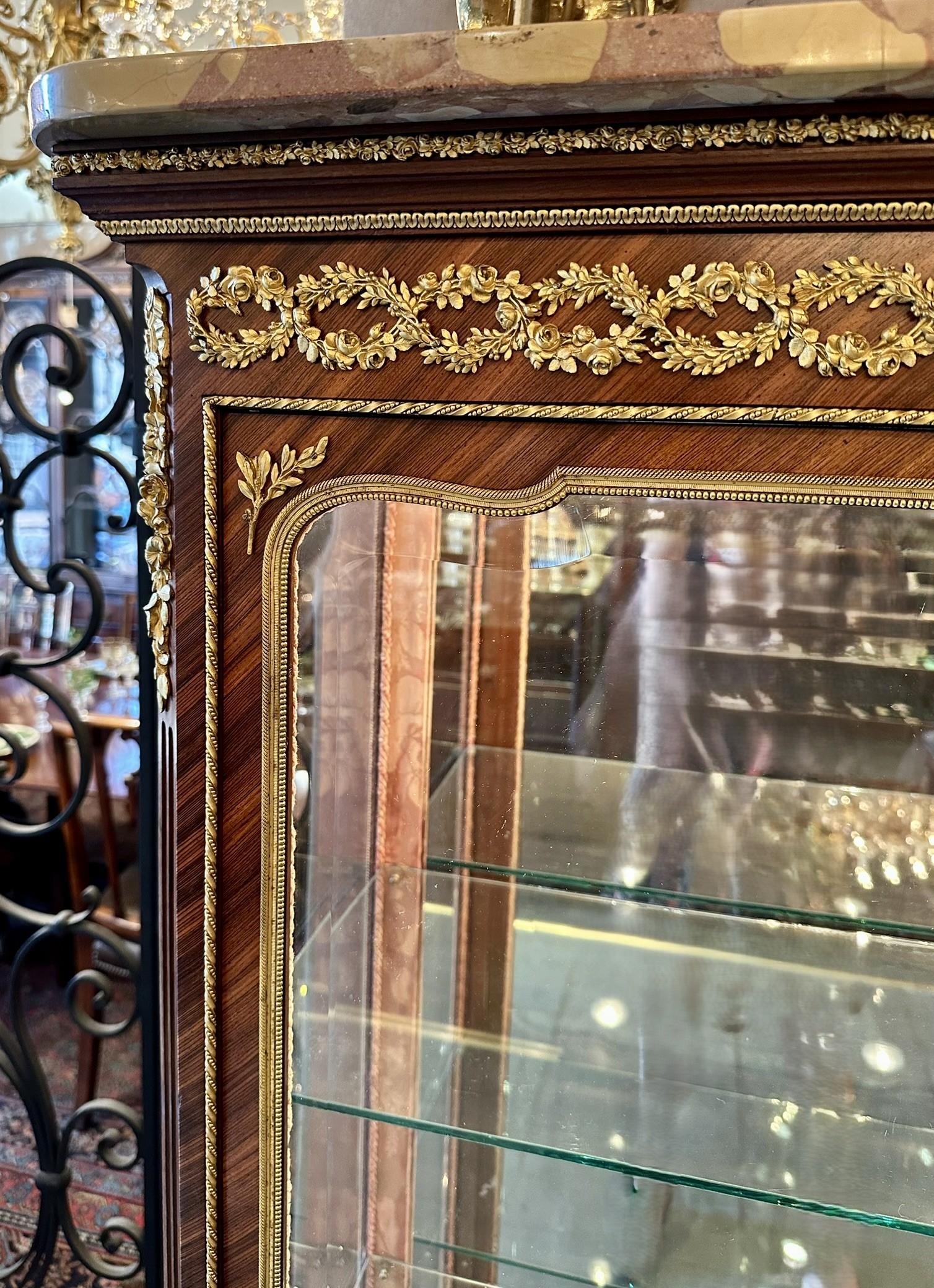 Antique French Louis XVI Kingwood & Bronze D'Oré Vitrine mit abgeschrägtem Glas im Zustand „Gut“ im Angebot in New Orleans, LA