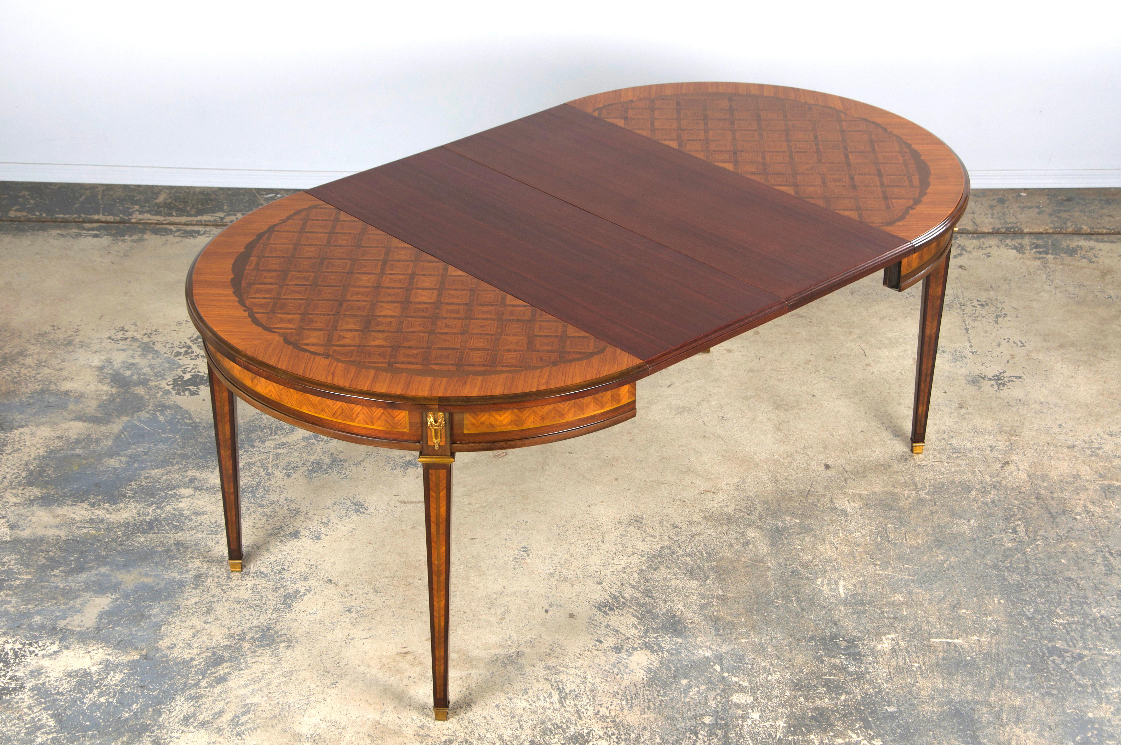 Exquise table de salle à manger française de la fin du XIXe siècle, de style néoclassique Louis XVI, provenant directement de Provence, France. Fabriquée à la main à partir d'un riche bois de roi, cette élégante table présente un plateau rond avec