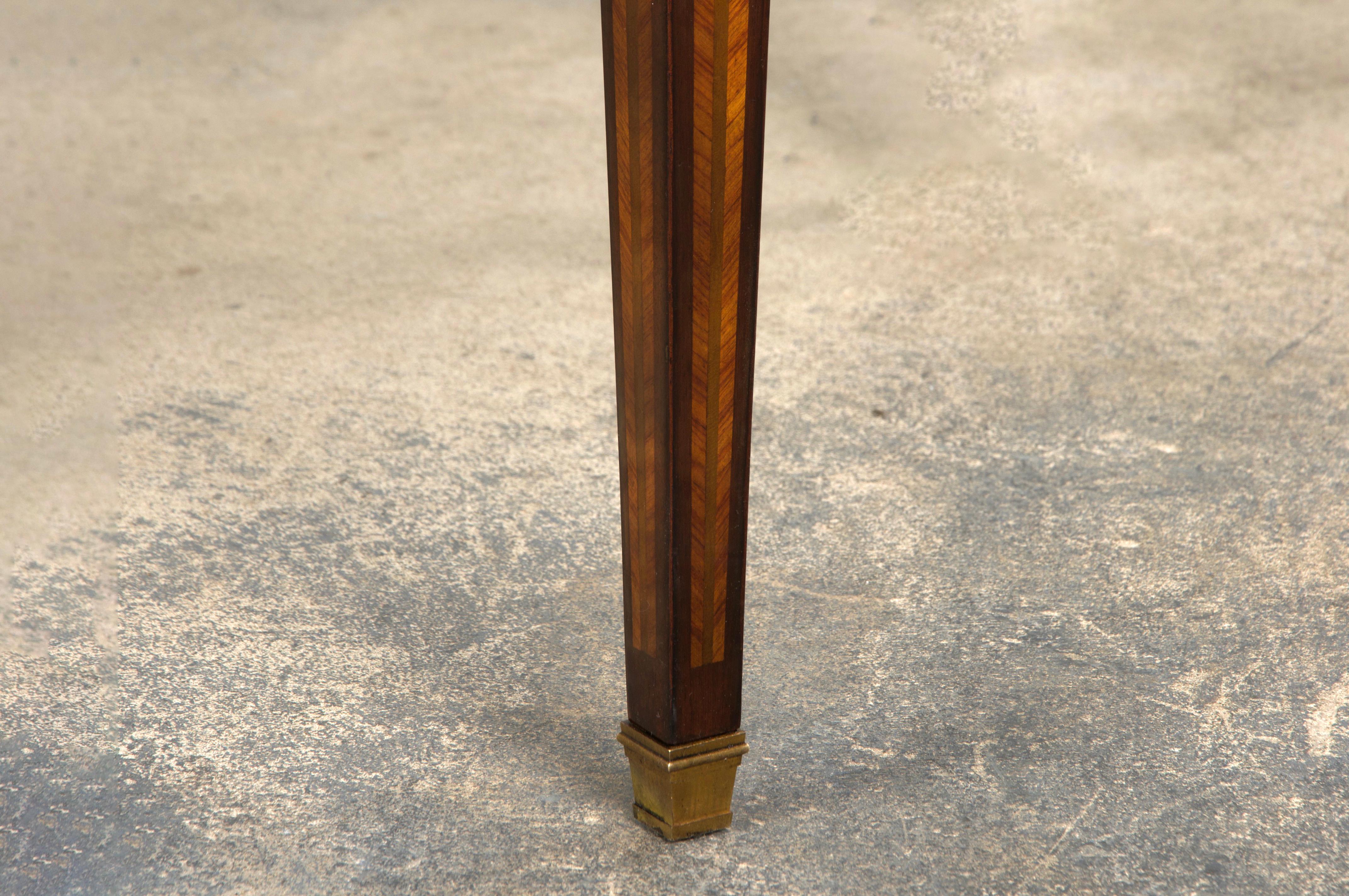 Antiker französischer Louis XVI Kingwood ausziehbarer runder Esstisch mit Intarsien im Zustand „Gut“ im Angebot in Astoria, NY