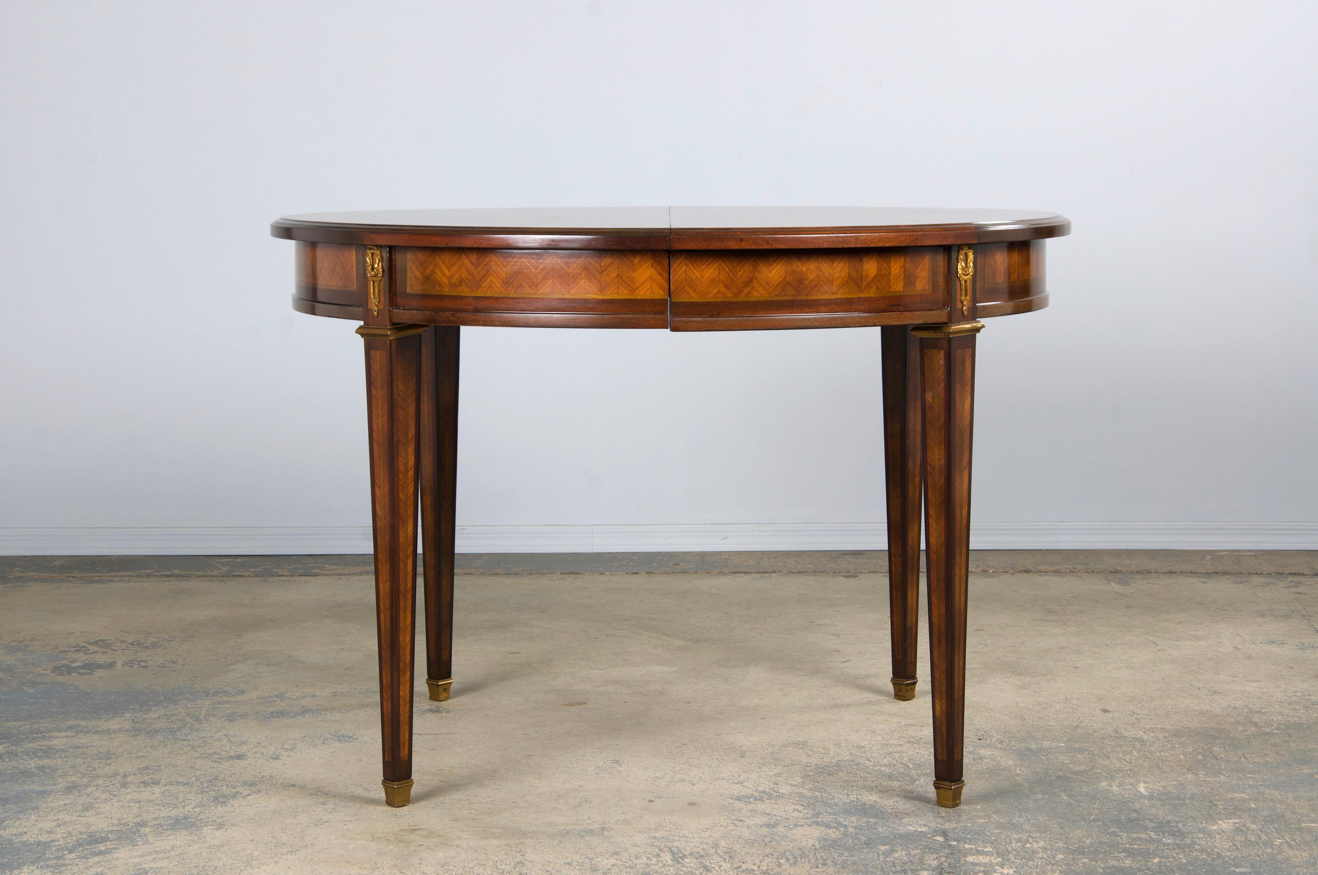 Antiker französischer Louis XVI Kingwood ausziehbarer runder Esstisch mit Intarsien im Angebot 1