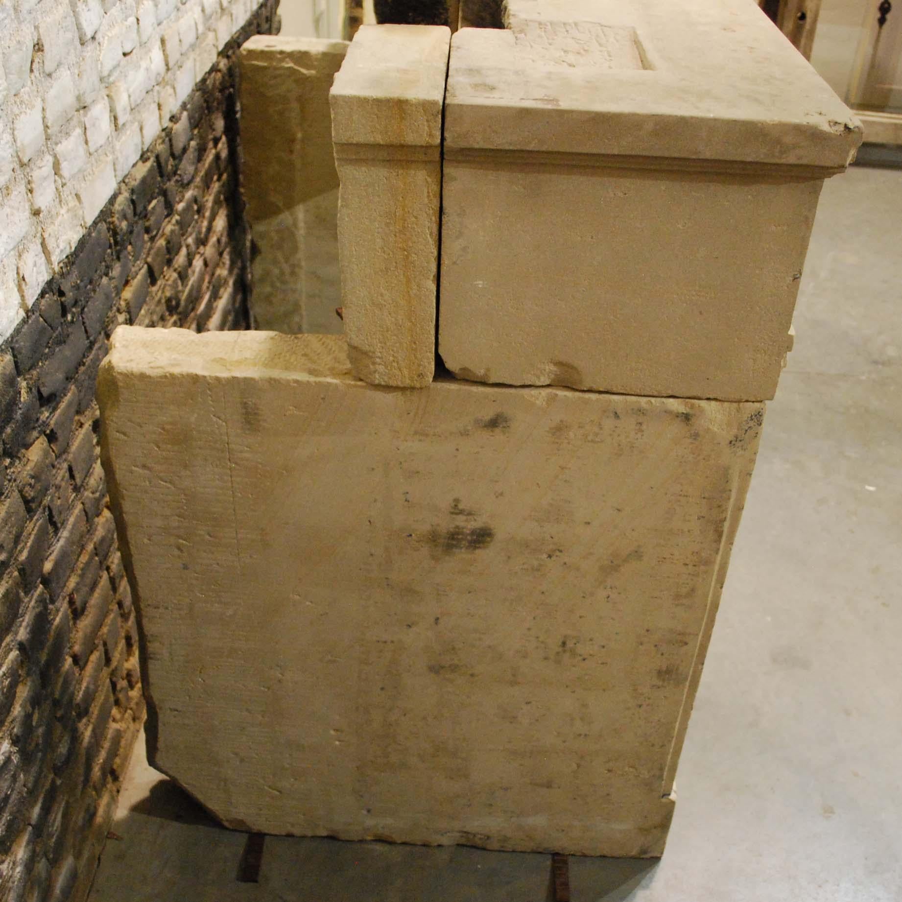 Cheminée française ancienne Louis XVI en calcaire avec sculptures géométriques en vente 11