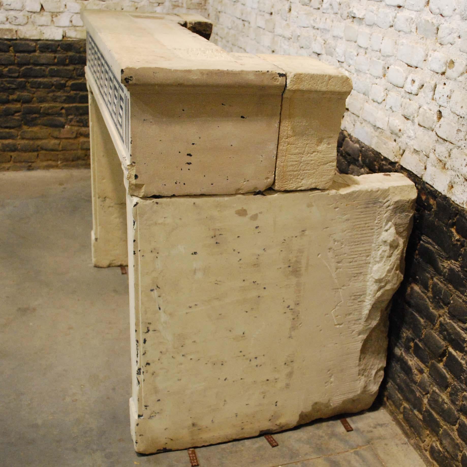 Cheminée française ancienne Louis XVI en calcaire avec sculptures géométriques en vente 12