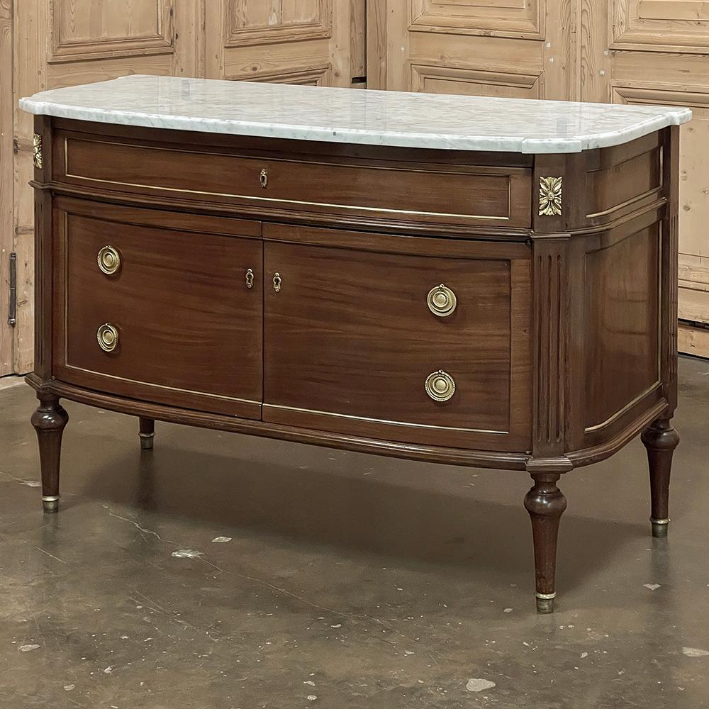 Buffet ancien en acajou Louis XVI ~ Commode avec marbre de Carrare combine la taille et les proportions d'une commode avec la fonctionnalité d'un buffet, et le fait avec un flair et un style incroyables !  La beauté naturelle de l'acajou exotique