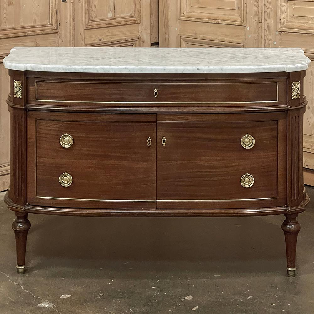 Fait main Ancienne commode française Louis XVI en acajou avec marbre de Carrare en vente