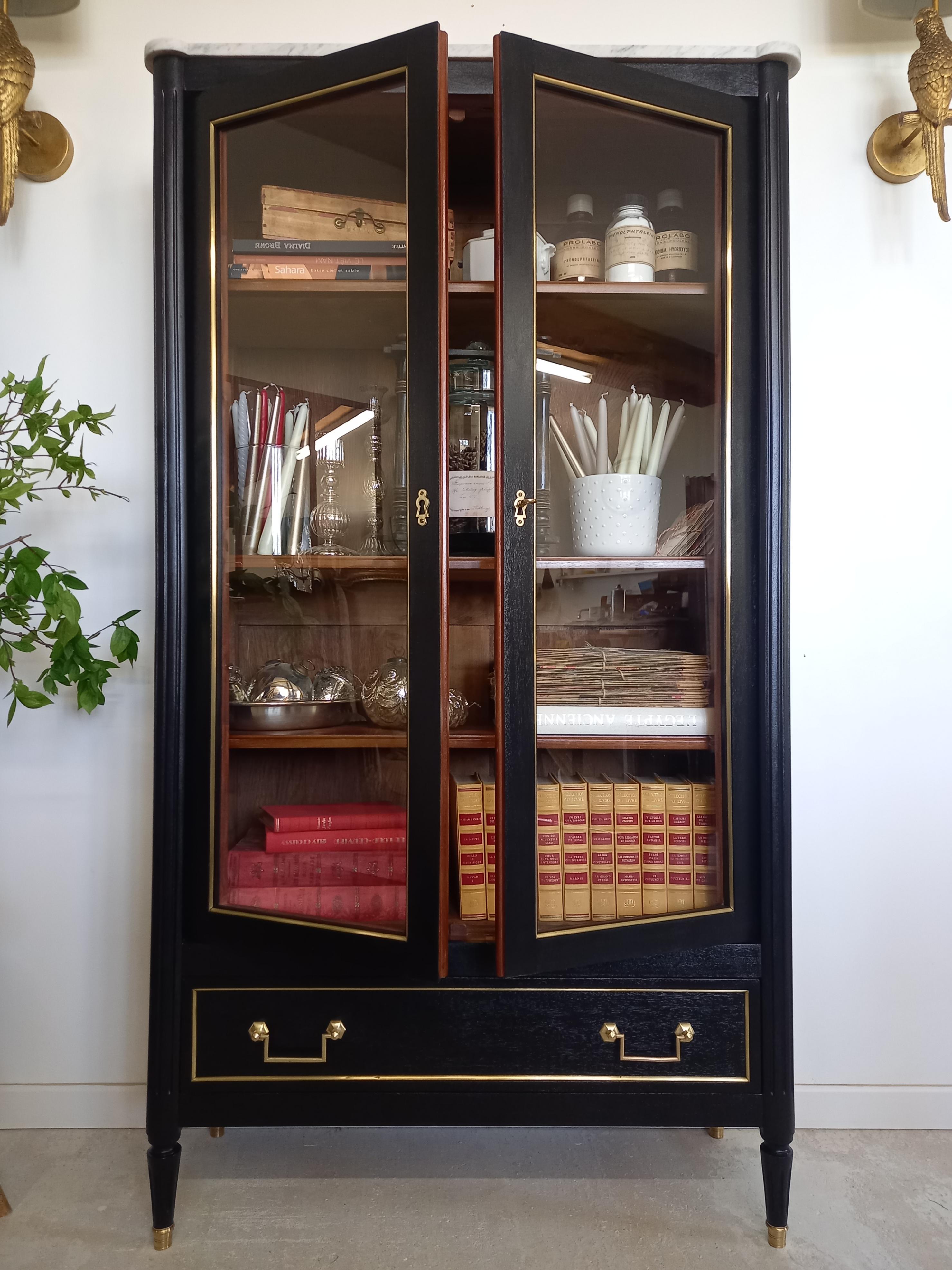 French bookcase vitrine buffet bar Louis XVI style, topped with a white Carrara marble, elegantly decorated by gilt brass elements.
Two glazed doors, fluted legs finished with golden bronze clogs.
The shelves are adjustable in height, it is