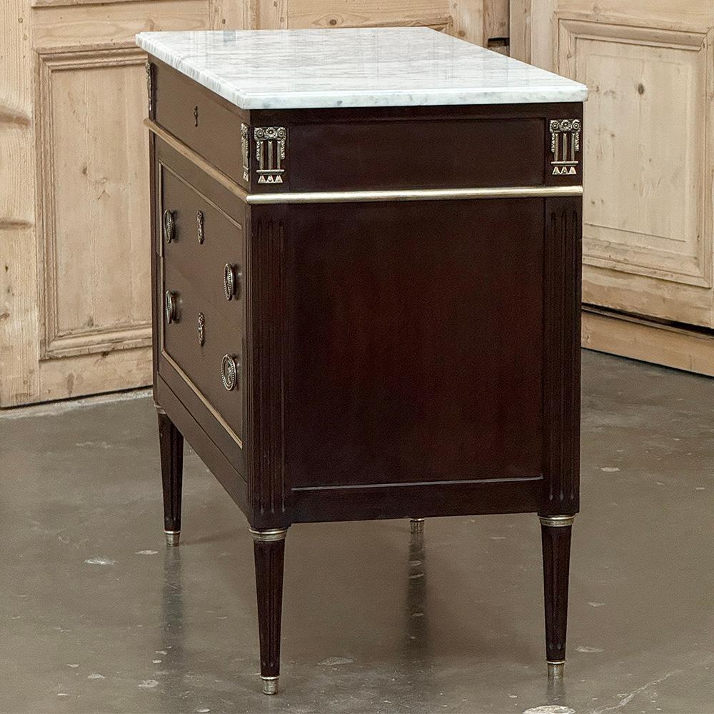 Antique French Louis XVI Commode in mogano con marmo di Carrara in vendita 2