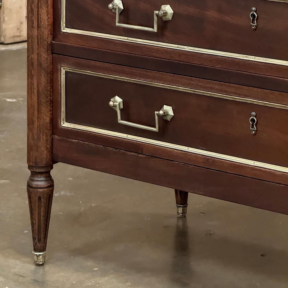 Antique French Louis XVI Commode in mogano con marmo di Carrara in vendita 3