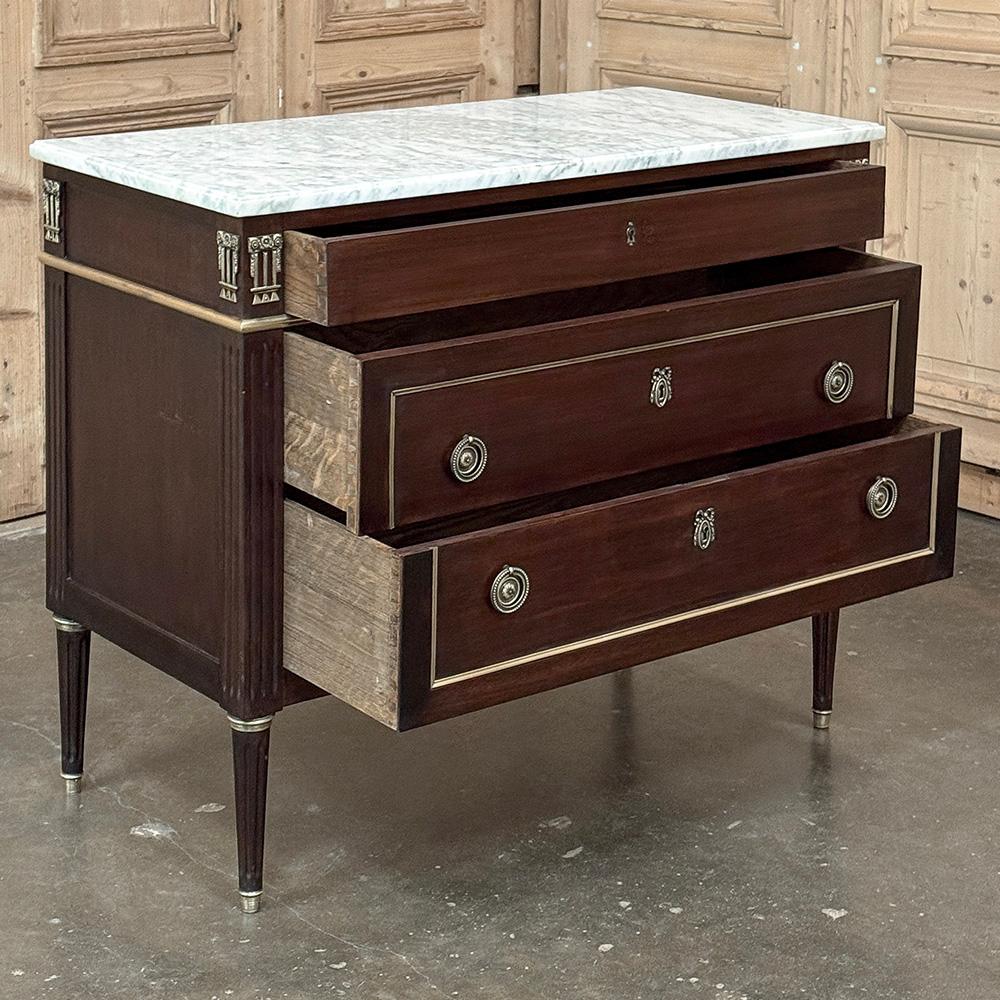 Antique French Louis XVI Commode in mogano con marmo di Carrara in vendita 3