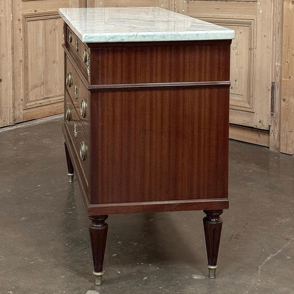 Antique French Louis XVI Mahogany Commode with Carrara Marble in vendita 3