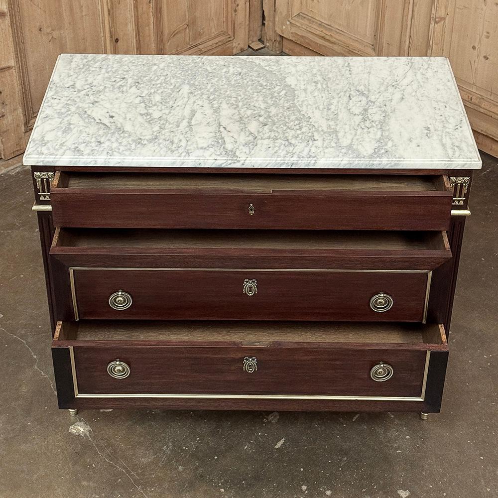 Antique French Louis XVI Commode in mogano con marmo di Carrara in vendita 4