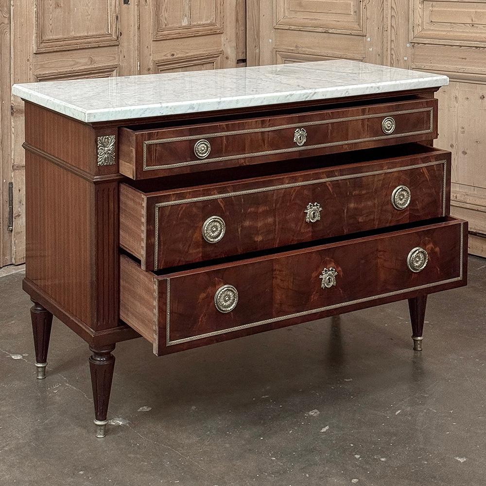 Antique French Louis XVI Mahogany Commode with Carrara Marble in vendita 4