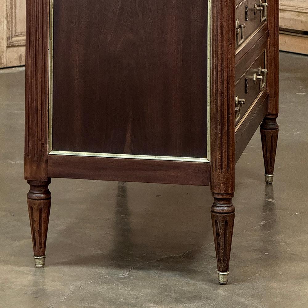 Antique French Louis XVI Commode in mogano con marmo di Carrara in vendita 5
