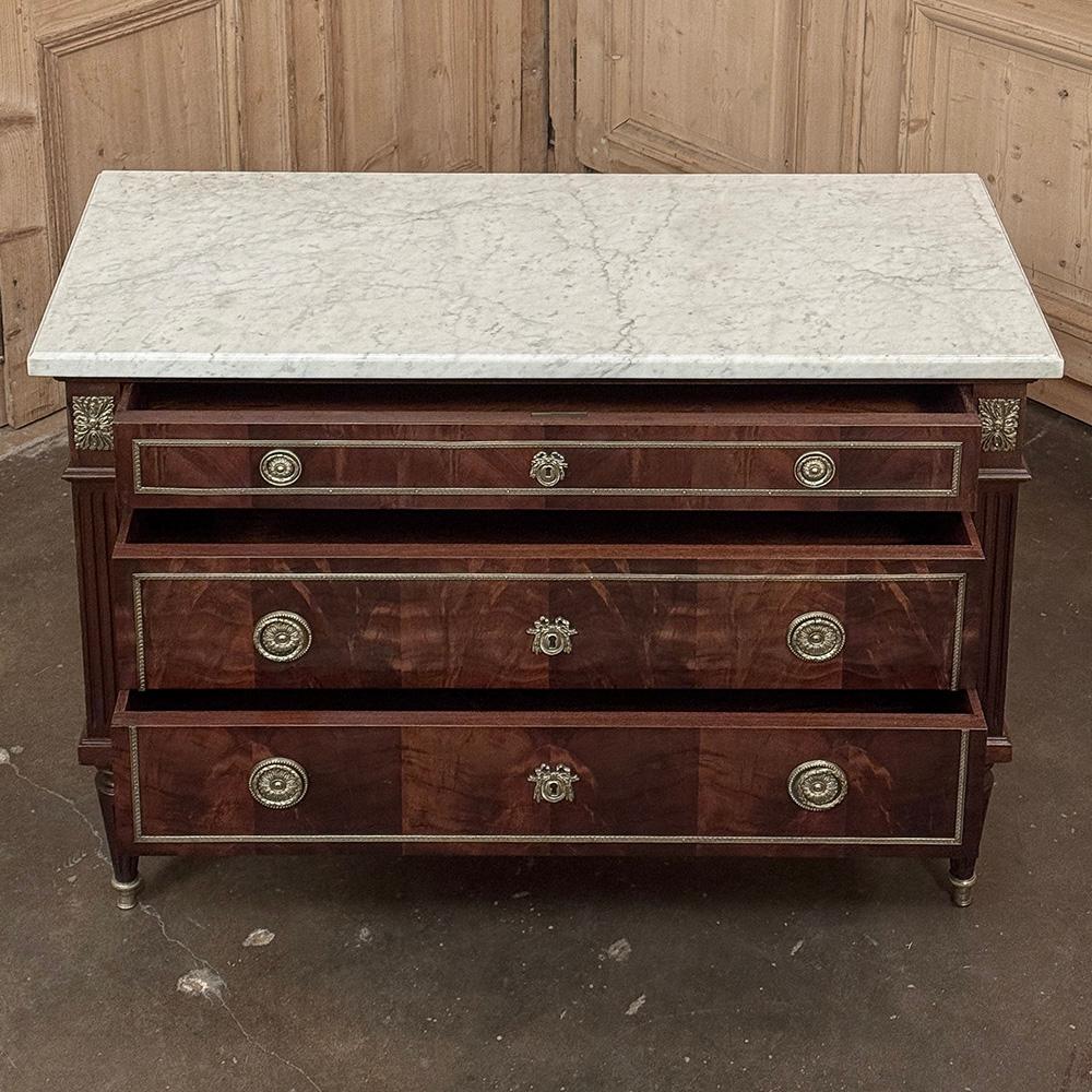 Antique French Louis XVI Mahogany Commode with Carrara Marble in vendita 5