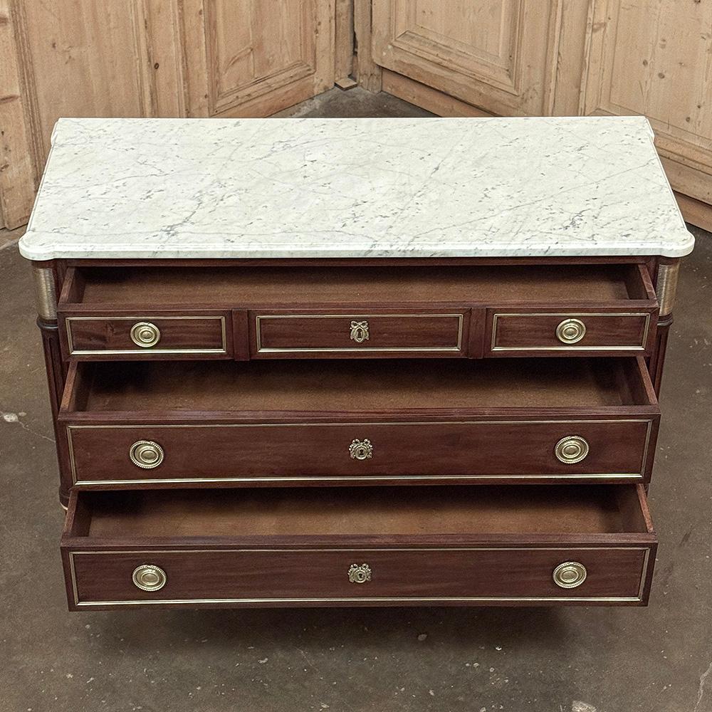 Ancienne commode française Louis XVI en acajou avec marbre de Carrare en vente 7