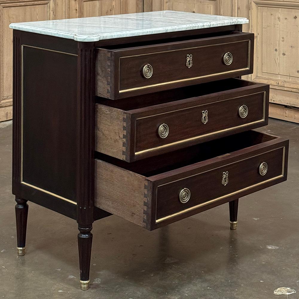 Ancienne commode française Louis XVI en acajou avec marbre de Carrare en vente 8