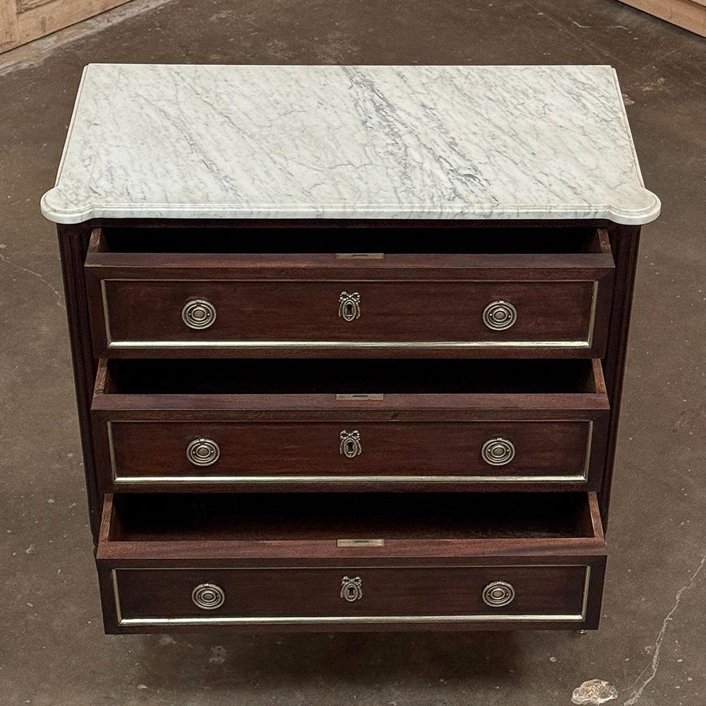 Ancienne commode française Louis XVI en acajou avec marbre de Carrare en vente 9