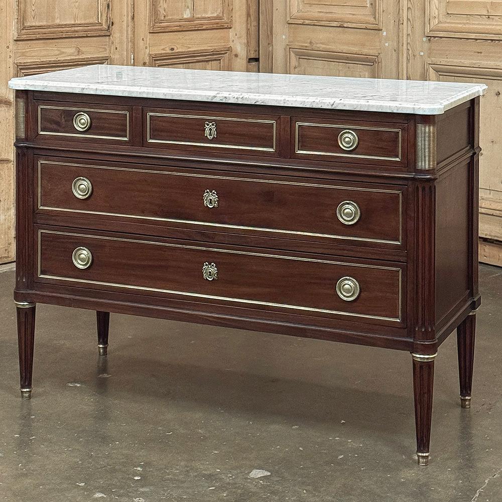 La commode ancienne française Louis XVI en acajou avec marbre de Carrare sera un ajout élégant à tout décor !  Fabriqué en acajou exotique importé, il présente une architecture néoclassique sur mesure, avec des lignes droites mélangées à des coins