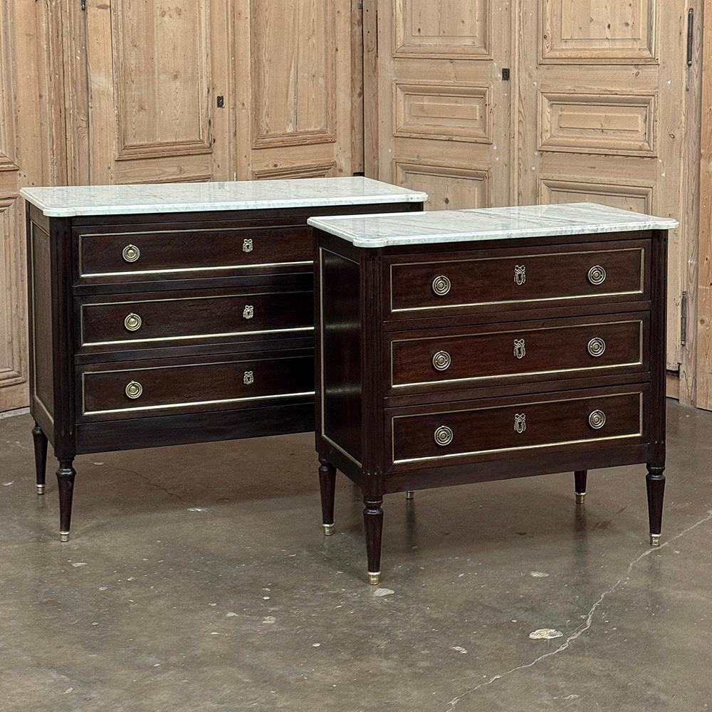 La commode ancienne française Louis XVI en acajou avec marbre de Carrare allie l'élégance majestueuse et personnalisée à un attrait visuel luxueux, ce qui en fait le choix idéal pour les concepteurs exigeants.  (Si vous agissez rapidement, il existe