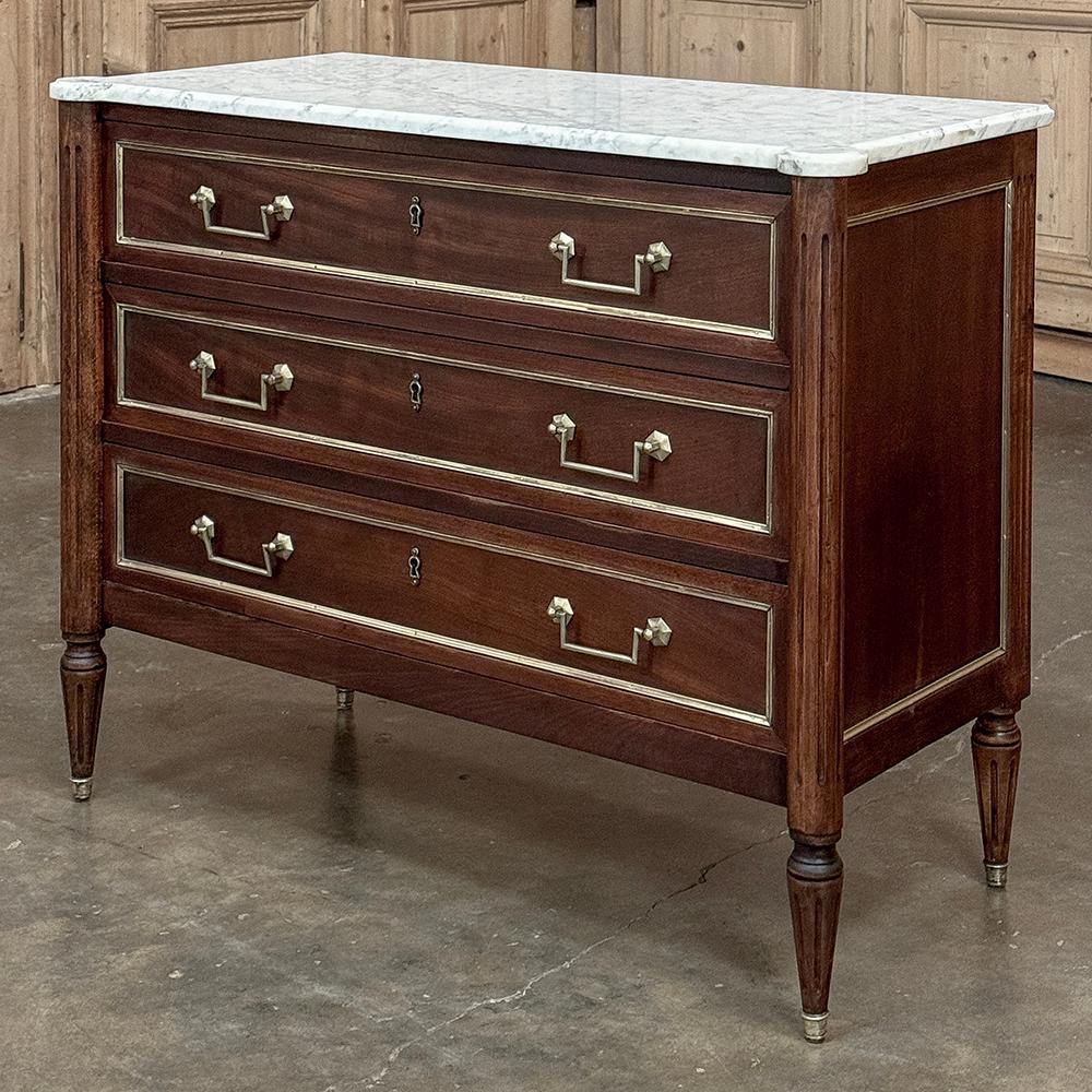 Luigi XVI Antique French Louis XVI Commode in mogano con marmo di Carrara in vendita