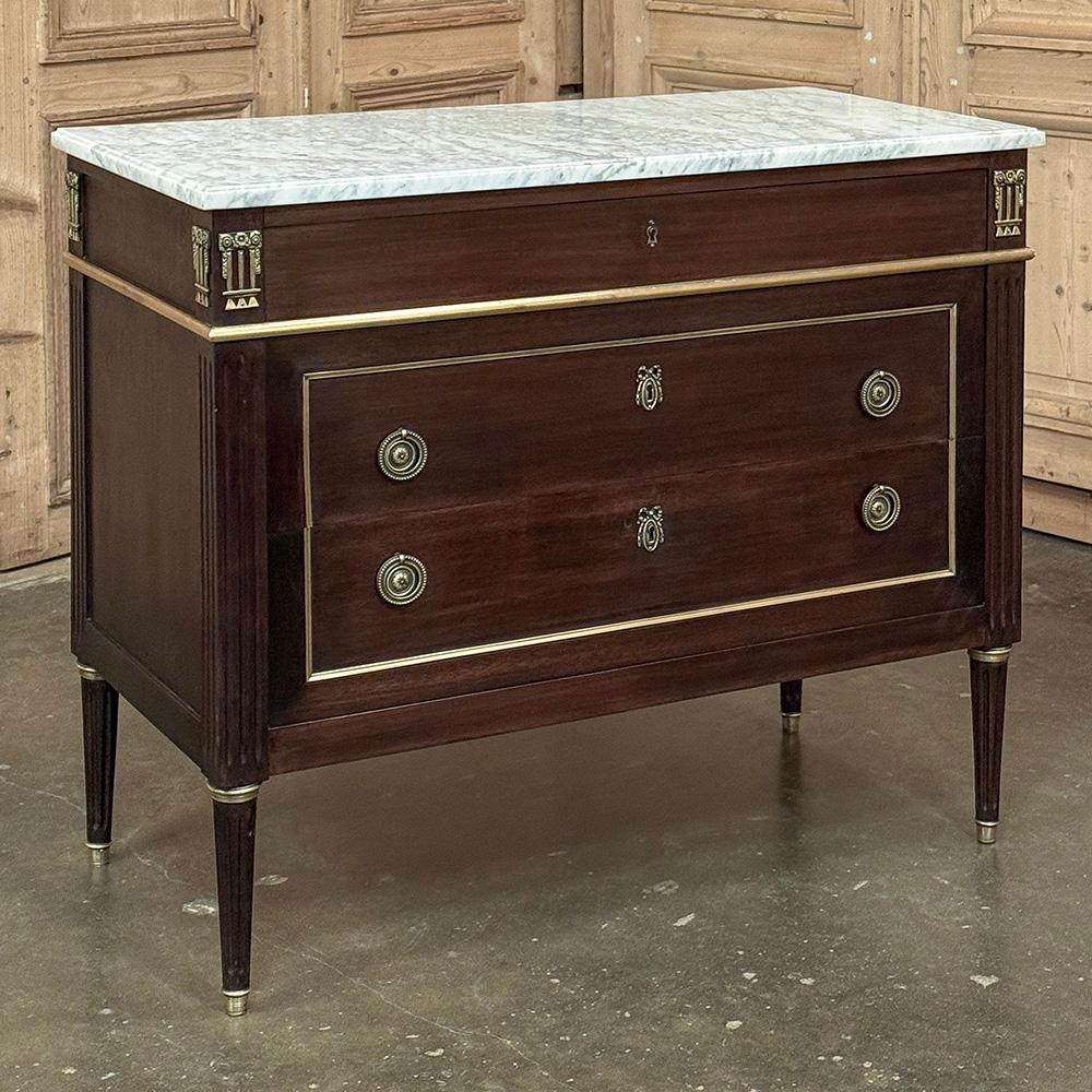 Luigi XVI Antique French Louis XVI Commode in mogano con marmo di Carrara in vendita