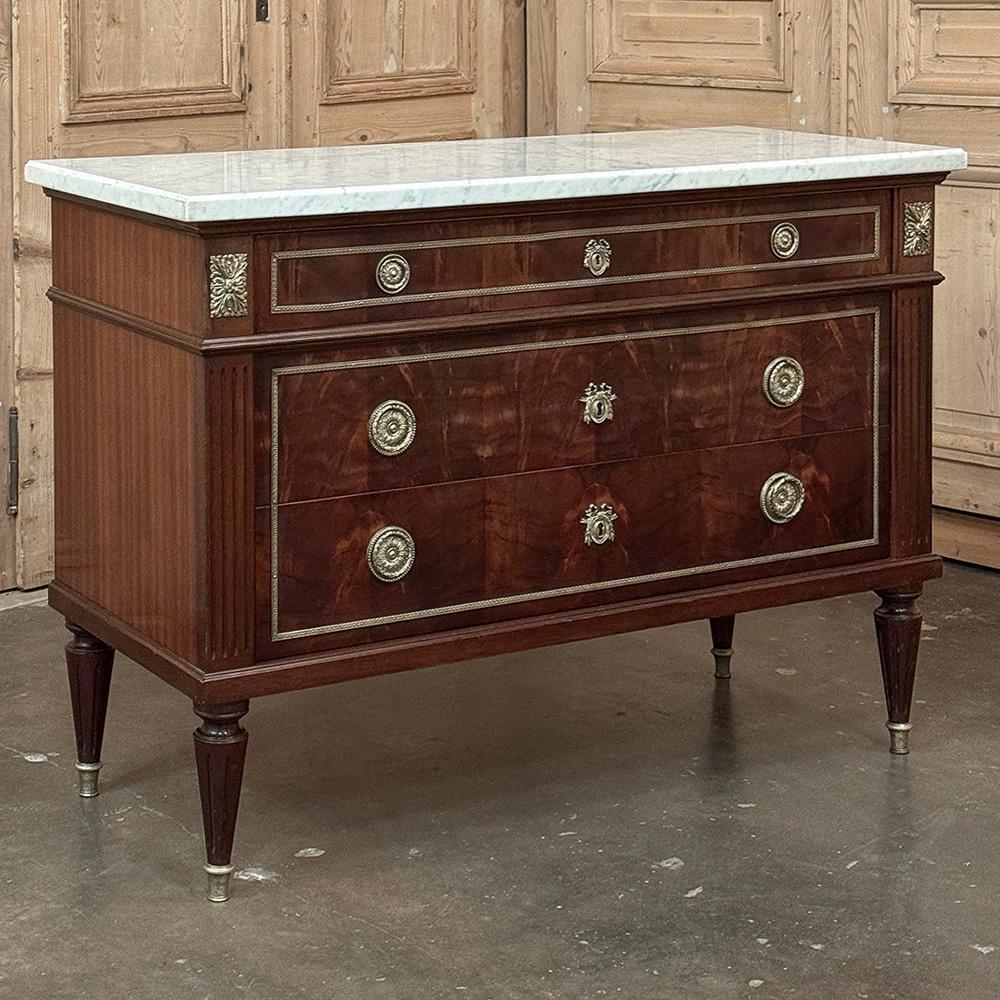 Luigi XVI Antique French Louis XVI Mahogany Commode with Carrara Marble in vendita