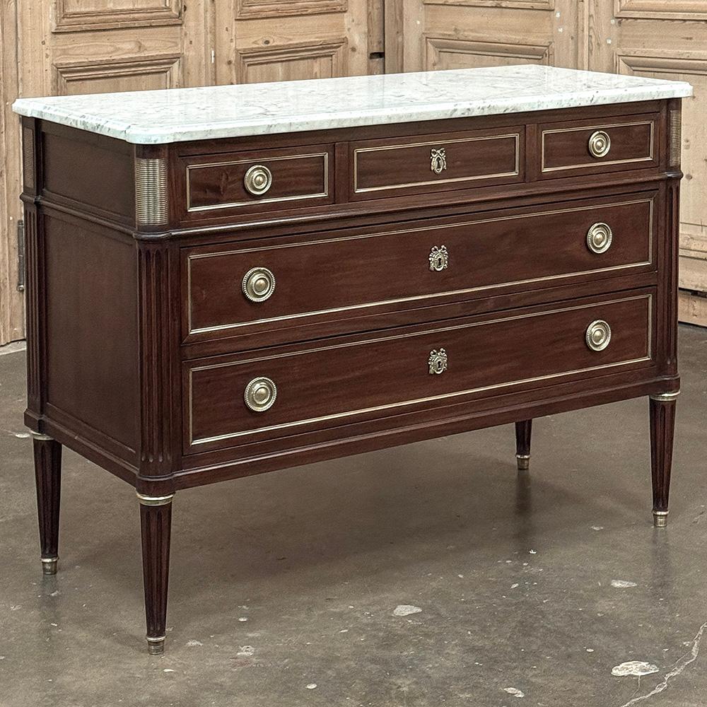 Français Ancienne commode française Louis XVI en acajou avec marbre de Carrare en vente