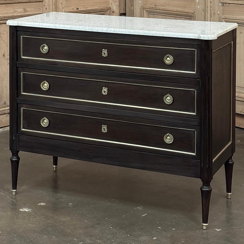 Français Ancienne commode française Louis XVI en acajou avec marbre de Carrare en vente