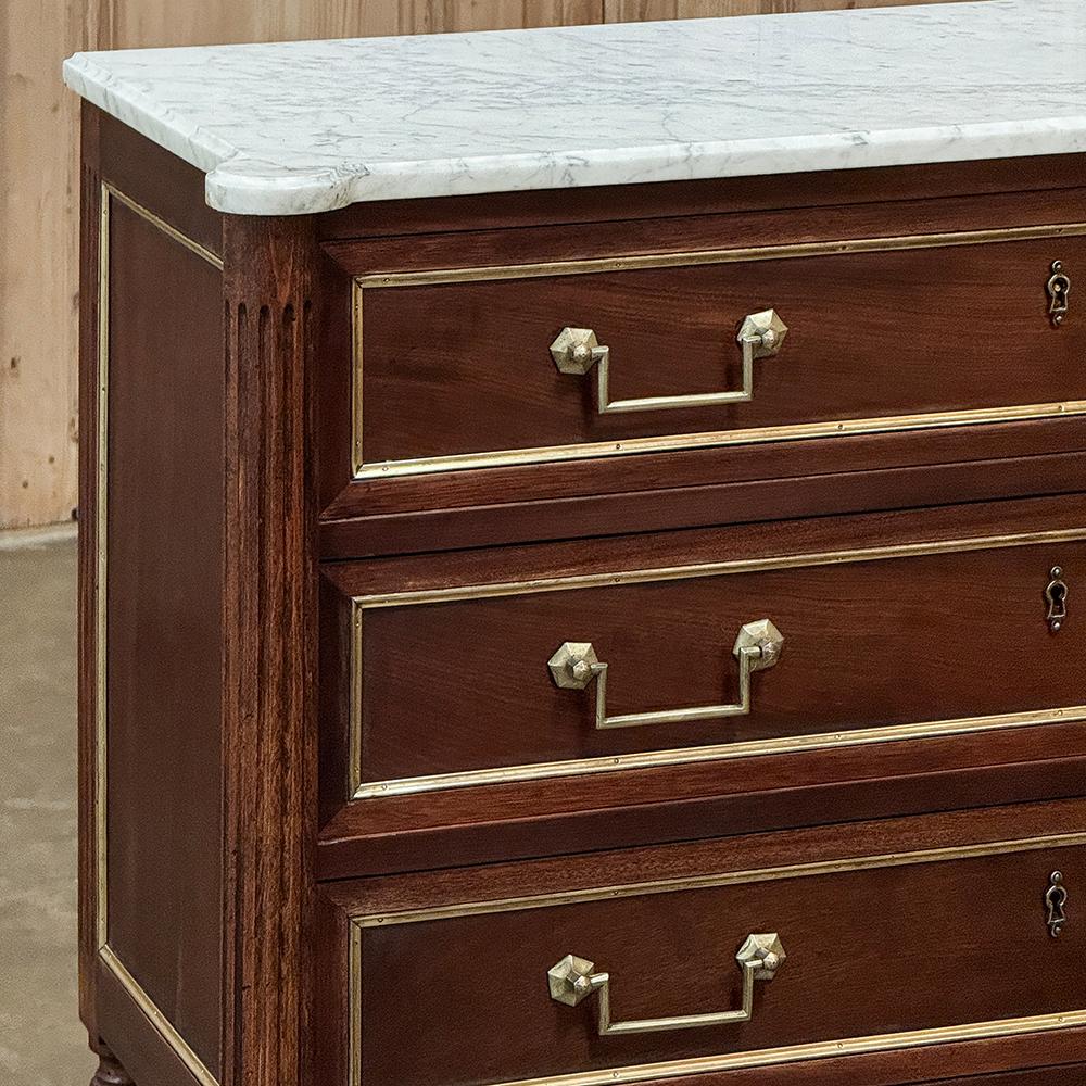Francese Antique French Louis XVI Commode in mogano con marmo di Carrara in vendita