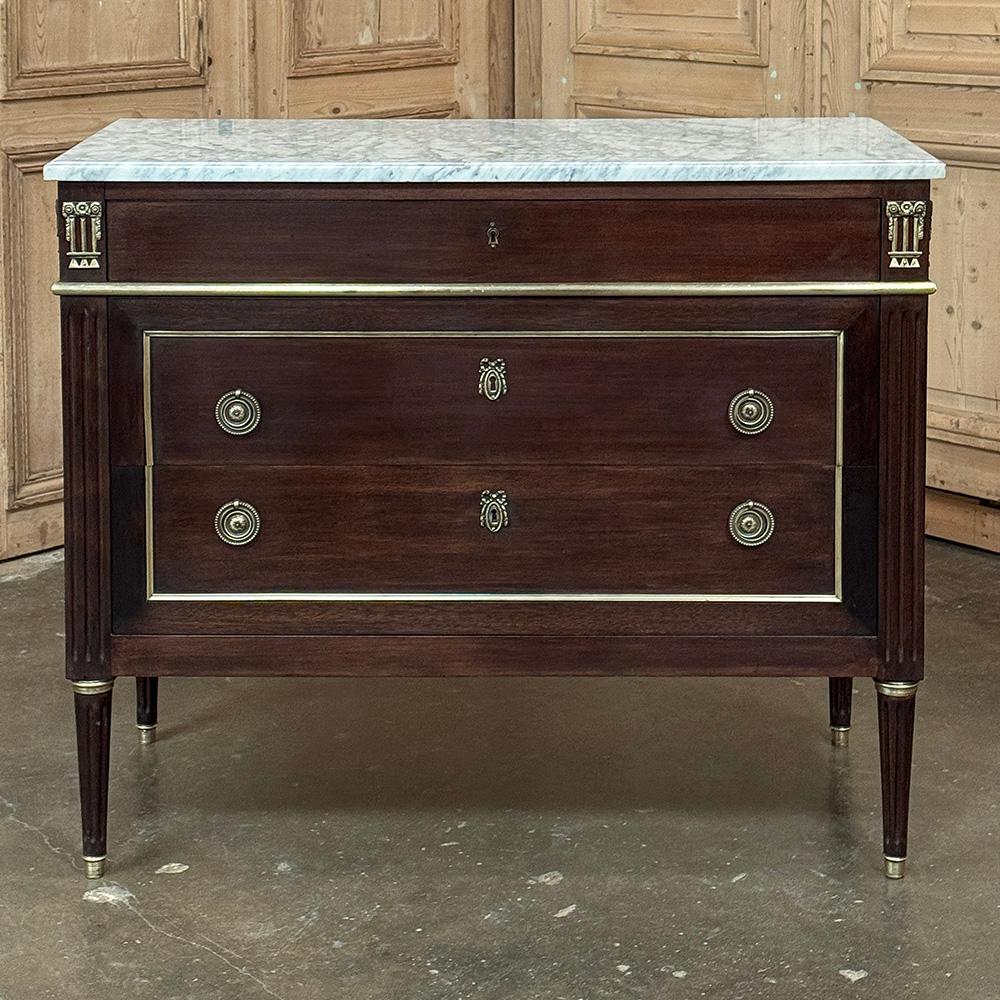 Francese Antique French Louis XVI Commode in mogano con marmo di Carrara in vendita
