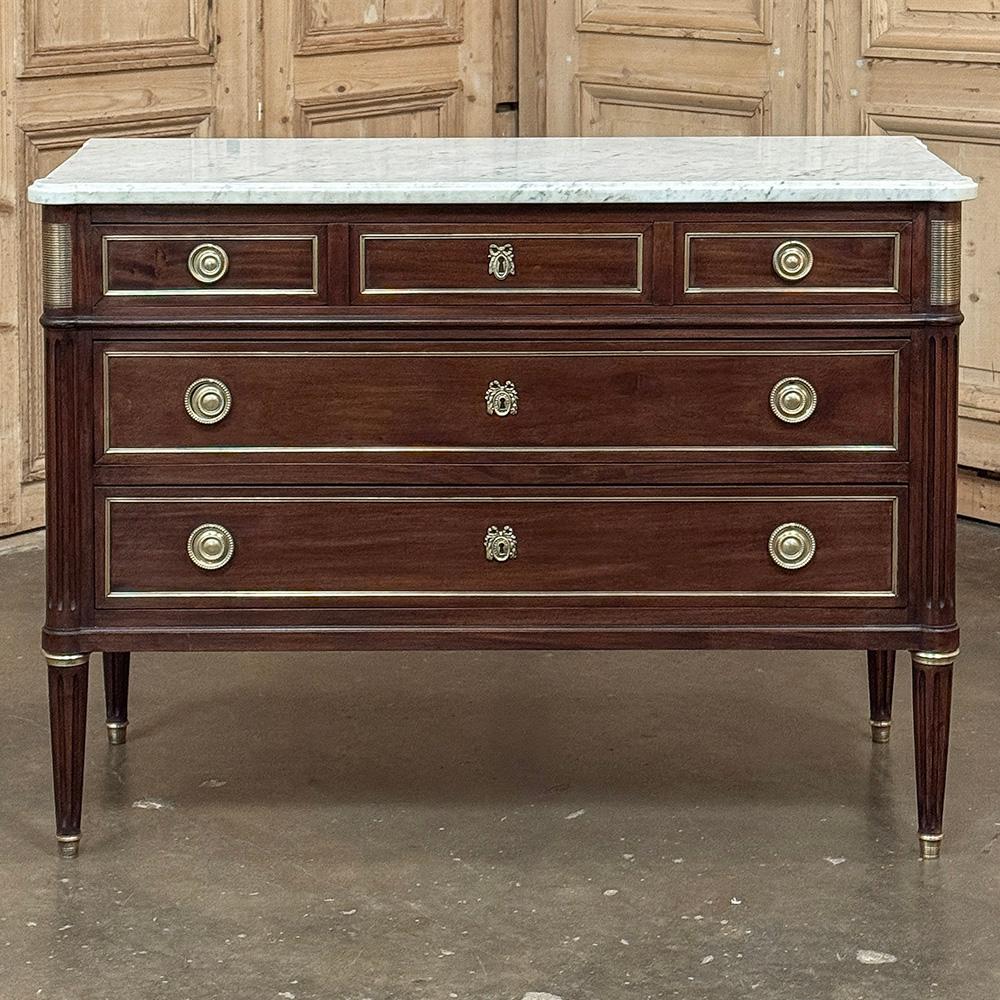 Fait main Ancienne commode française Louis XVI en acajou avec marbre de Carrare en vente