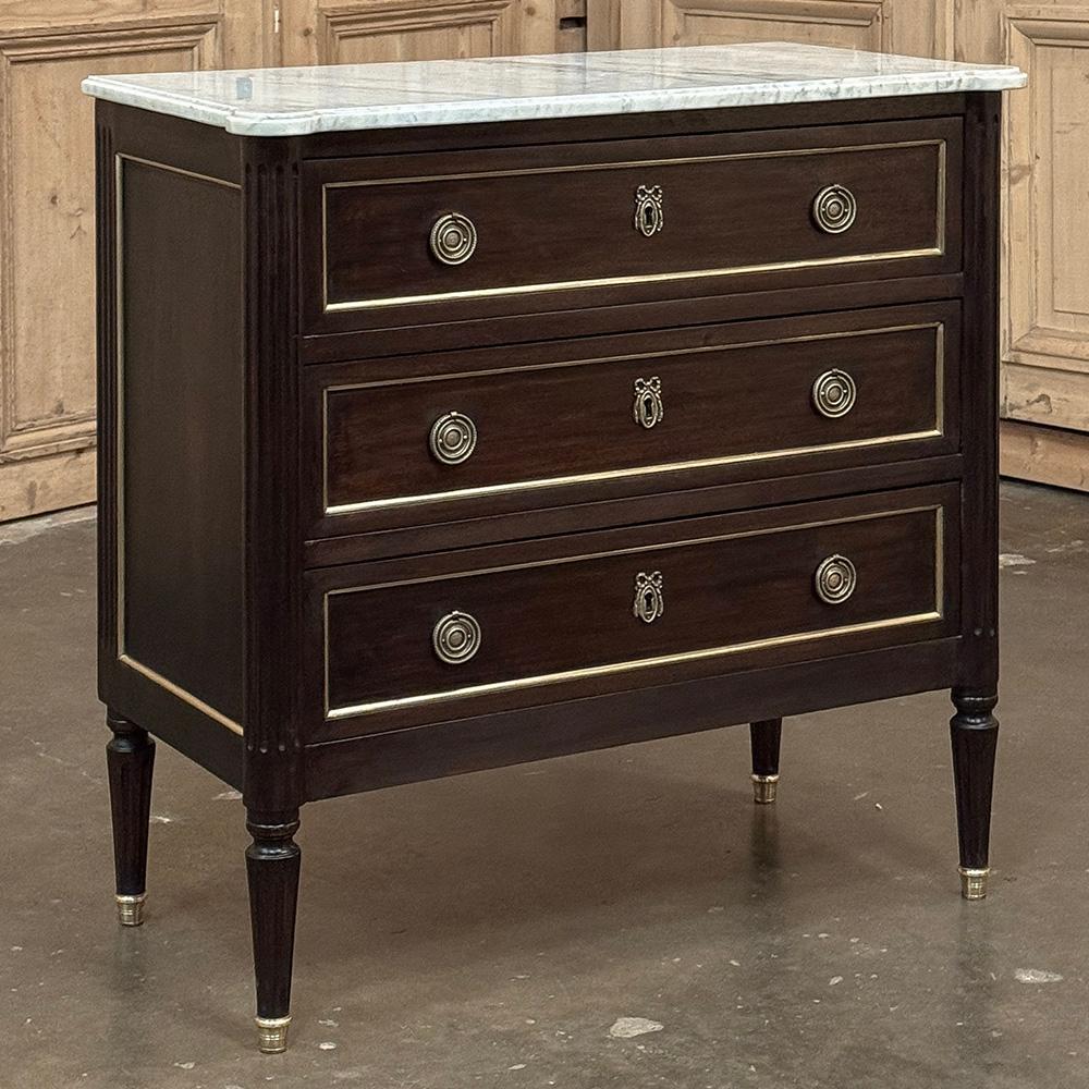 Fait main Ancienne commode française Louis XVI en acajou avec marbre de Carrare en vente