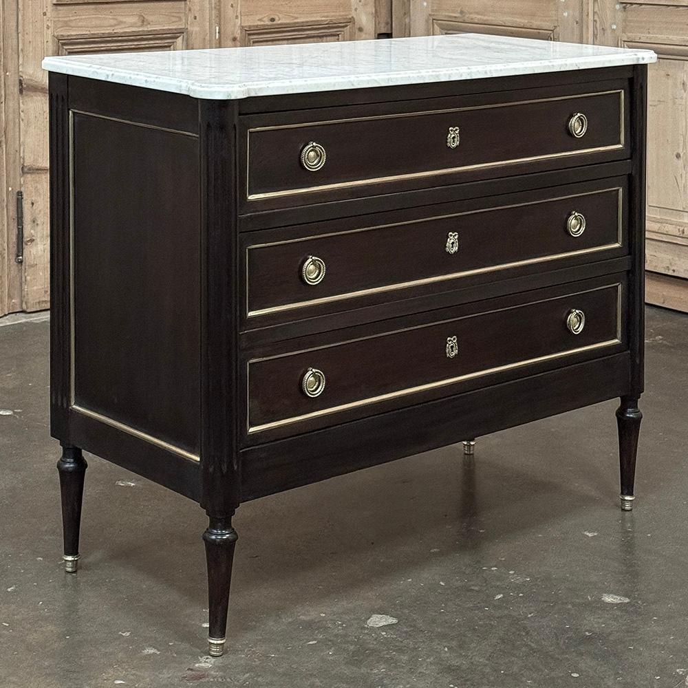 Fait main Ancienne commode française Louis XVI en acajou avec marbre de Carrare en vente
