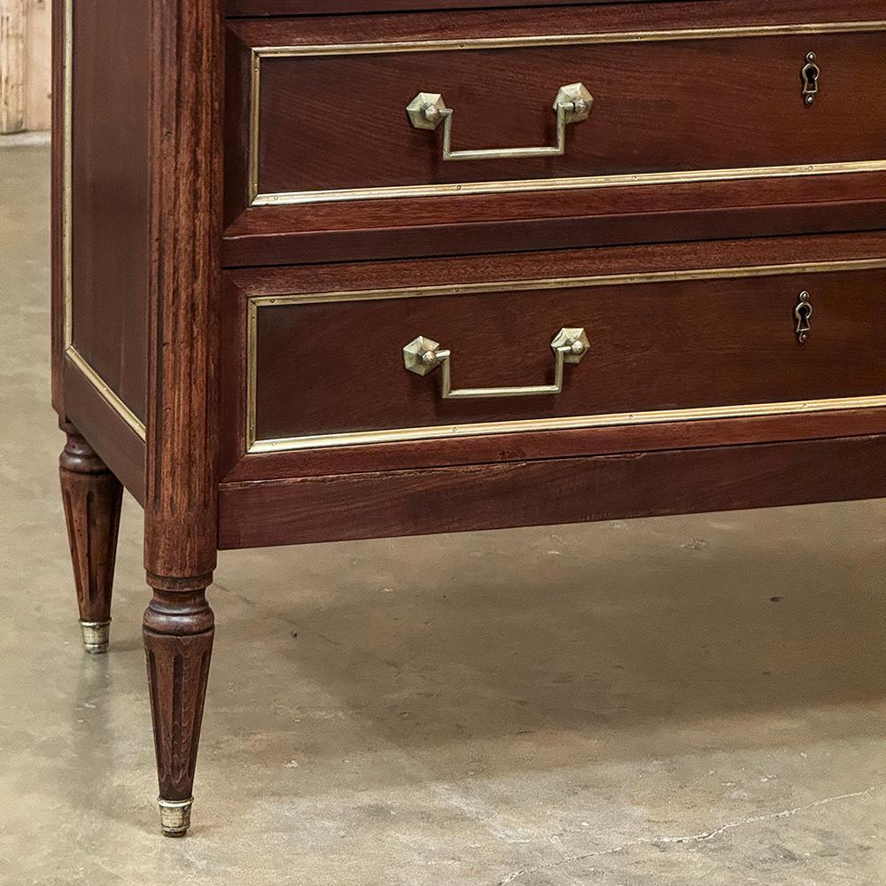 Fatto a mano Antique French Louis XVI Commode in mogano con marmo di Carrara in vendita