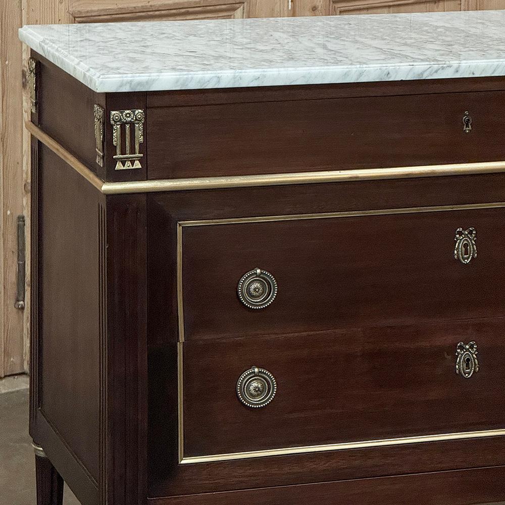 Fatto a mano Antique French Louis XVI Commode in mogano con marmo di Carrara in vendita