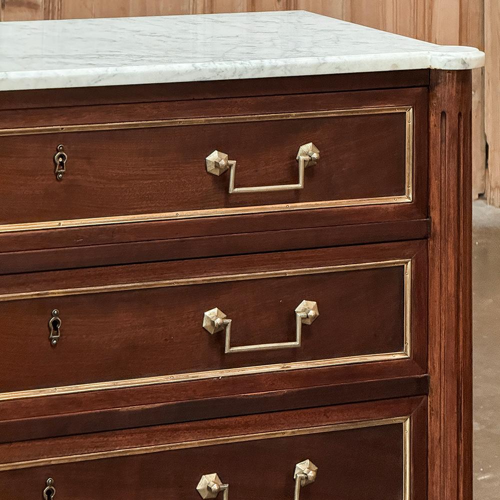 Antique French Louis XVI Commode in mogano con marmo di Carrara In condizioni buone in vendita a Dallas, TX