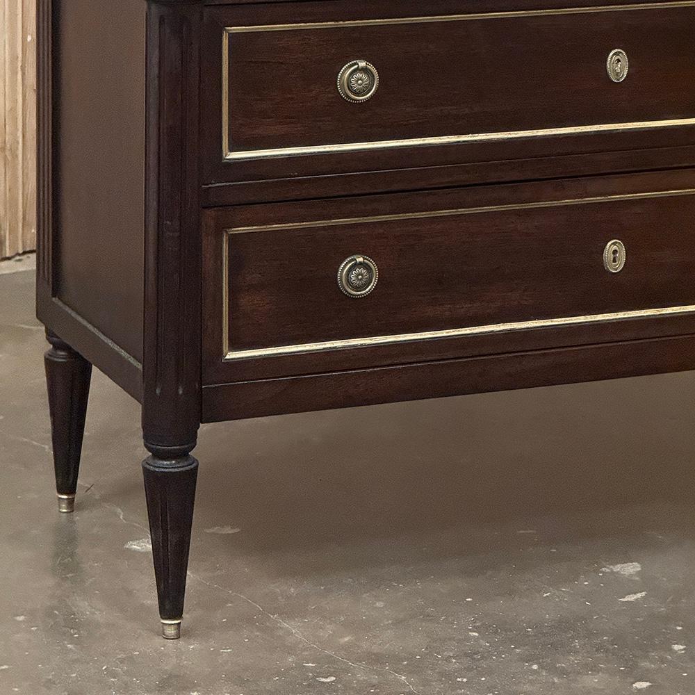 Antique French Louis XVI Mahogany Commode with Carrara Marble im Zustand „Gut“ im Angebot in Dallas, TX