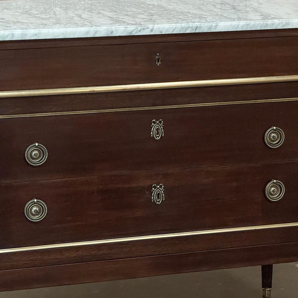 Antique French Louis XVI Commode in mogano con marmo di Carrara In condizioni buone in vendita a Dallas, TX